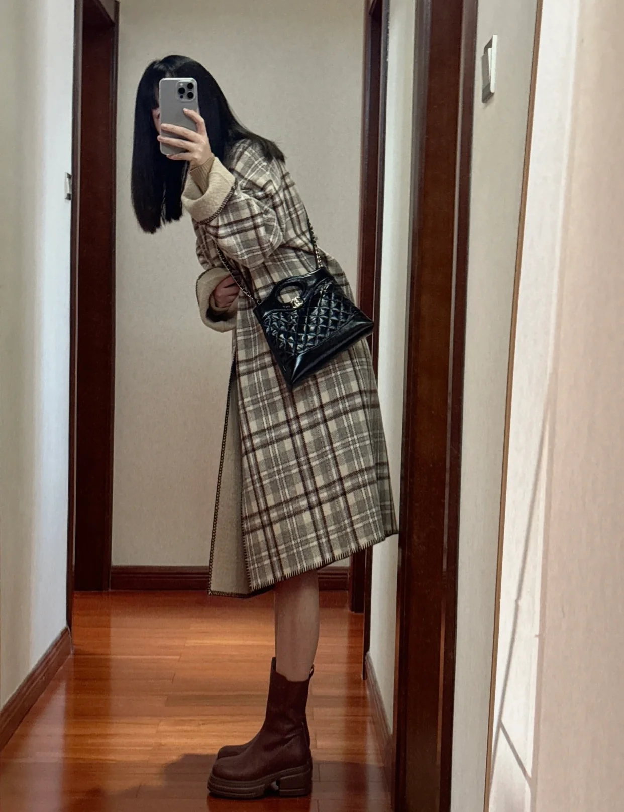 Мини-сумка Chanel 24s Mini 31, из вощеной овечьей кожи, черная.