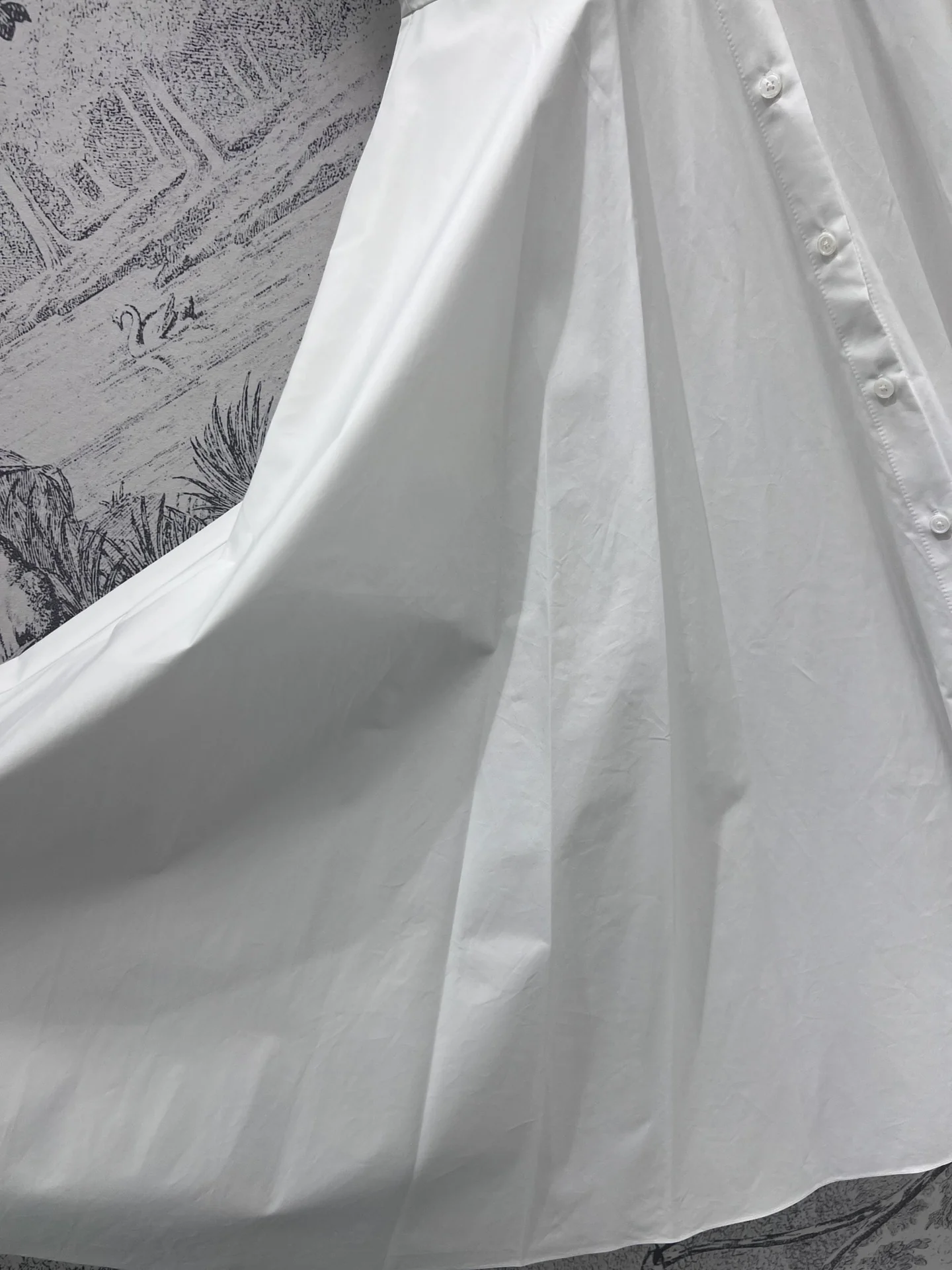 Платье Miu Miu в стиле преппи из коллекции Весна/Лето 2024 с воротником-шалью и пуговицами — белое.