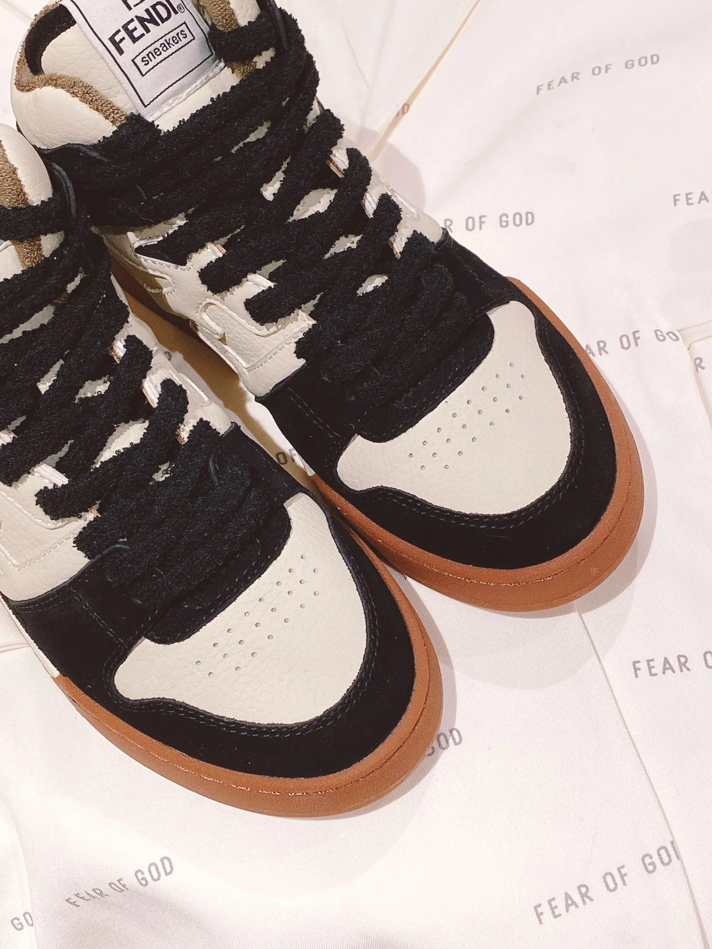 Новинки осенне-зимней коллекции Fendi 2022 — Повседневные кроссовки — Парный стиль — Черные