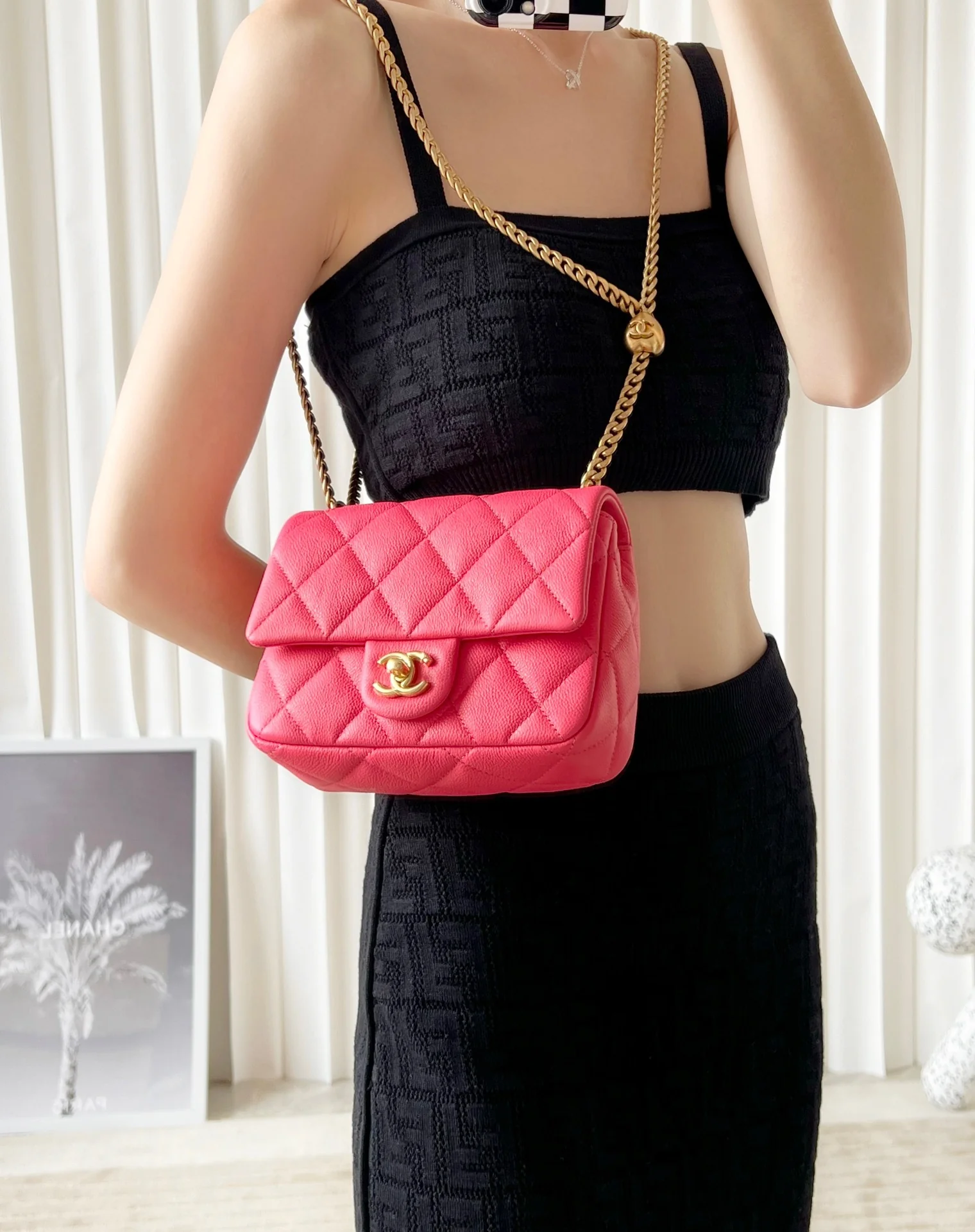 Новинка сезона весна/лето 2023 от Chanel - Сумка для тренировок в форме сердца - CF Bag - Маленький размер - Розовый - Фотографии в действии