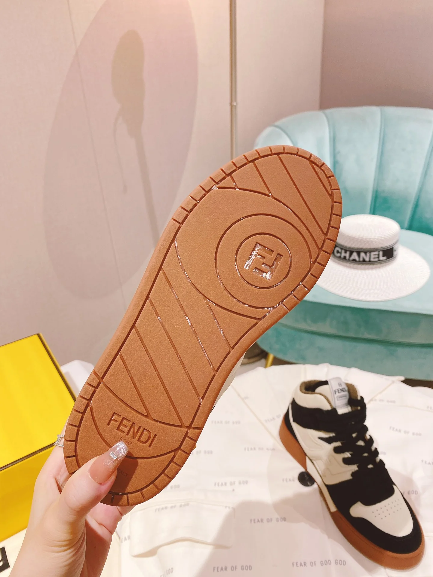 Новинки осенне-зимней коллекции Fendi 2022 — Повседневные кроссовки — Парный стиль — Черные