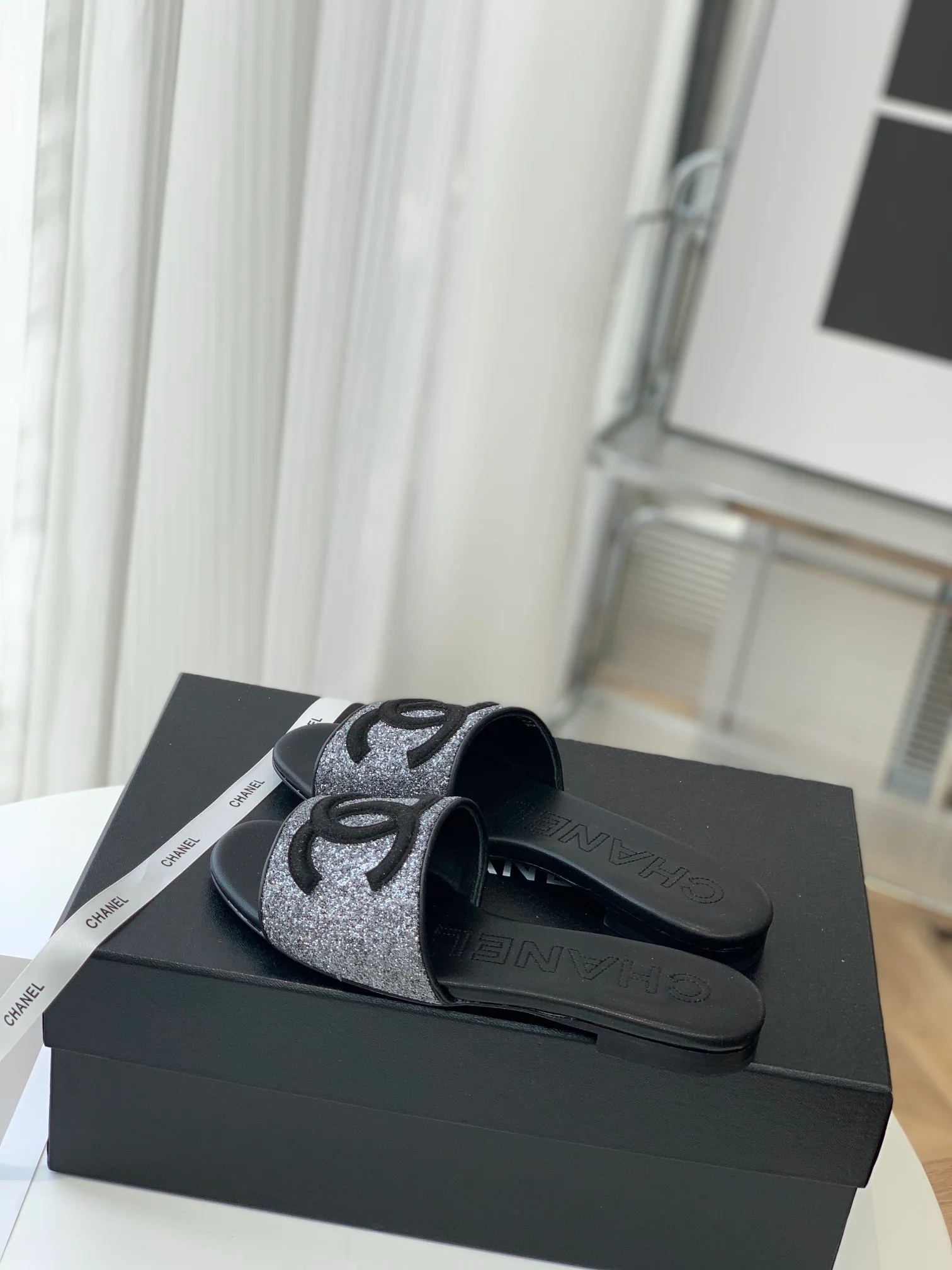 Новинка 2023 года от Chanel - Тапочки из овечьей кожи - Черные