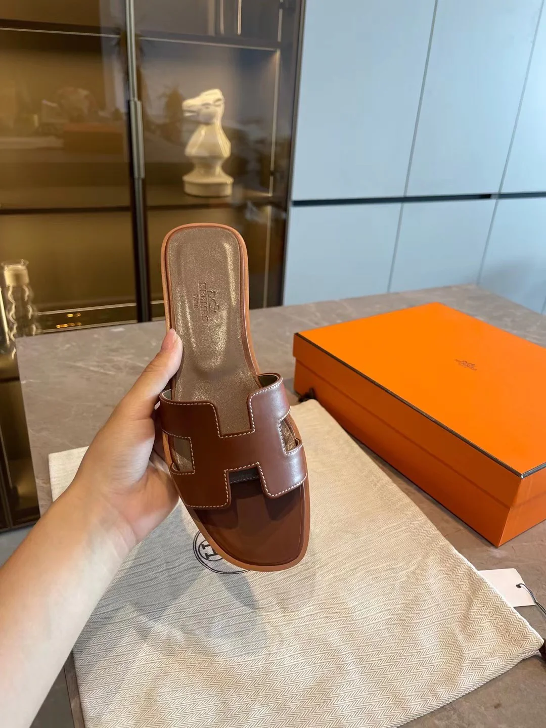 Тапочки Hermes с буквой ?H? — тапочки Oran — коричневые