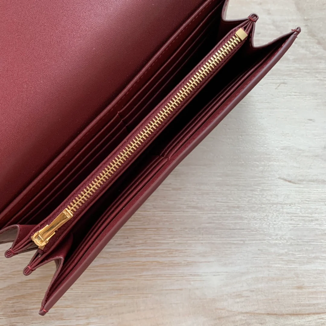 Celine TRIOMPHE 大号亮泽光滑羊皮革翻盖长夹