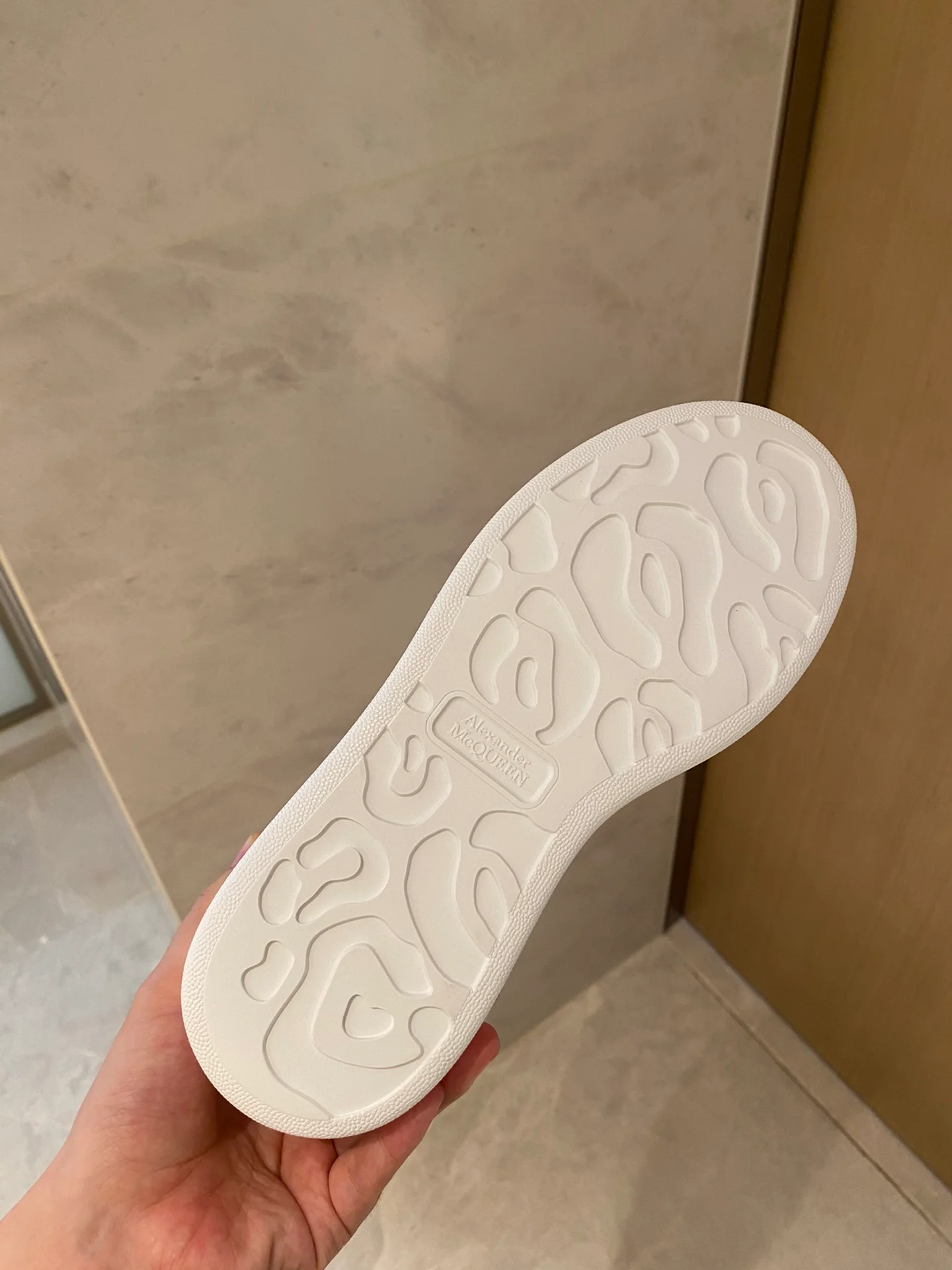 Классические белые кроссовки McQueen с замшевой подошвой и темно-синим каблуком