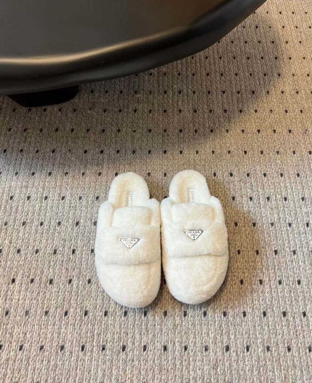 Новинка сезона осень/зима 2023 от Prada - Меховые тапочки с мягким носком - Белые