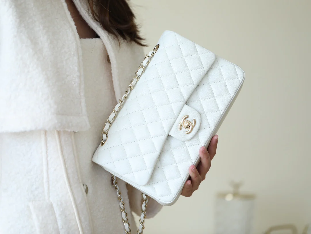 Сумка Chanel CF — белая — 26 см — фотография человека, который её носит.