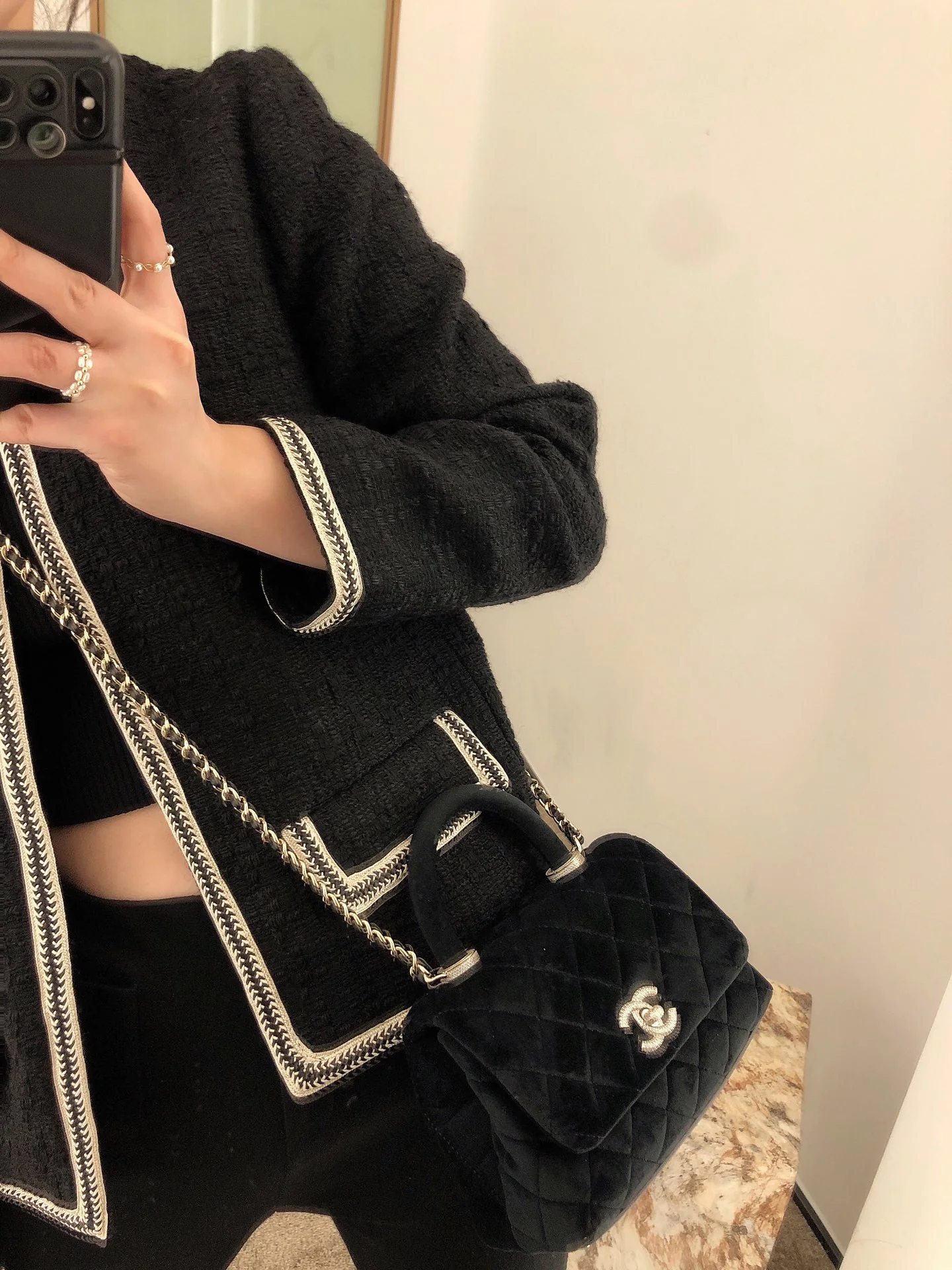 Мини-сумка Chanel Coco Handle из черного бархата с бриллиантовой пряжкой