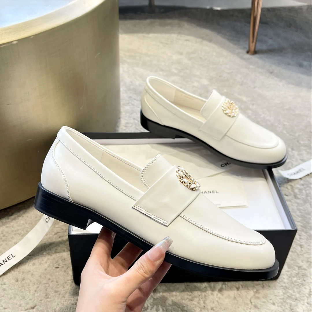 Новинка сезона весна/лето 2023 от Chanel - лоферы из серии Goddess - белые.