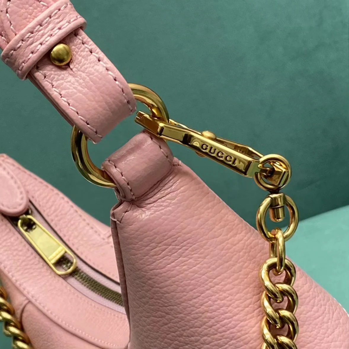 Сумка Gucci на цепочке через плечо - розовая