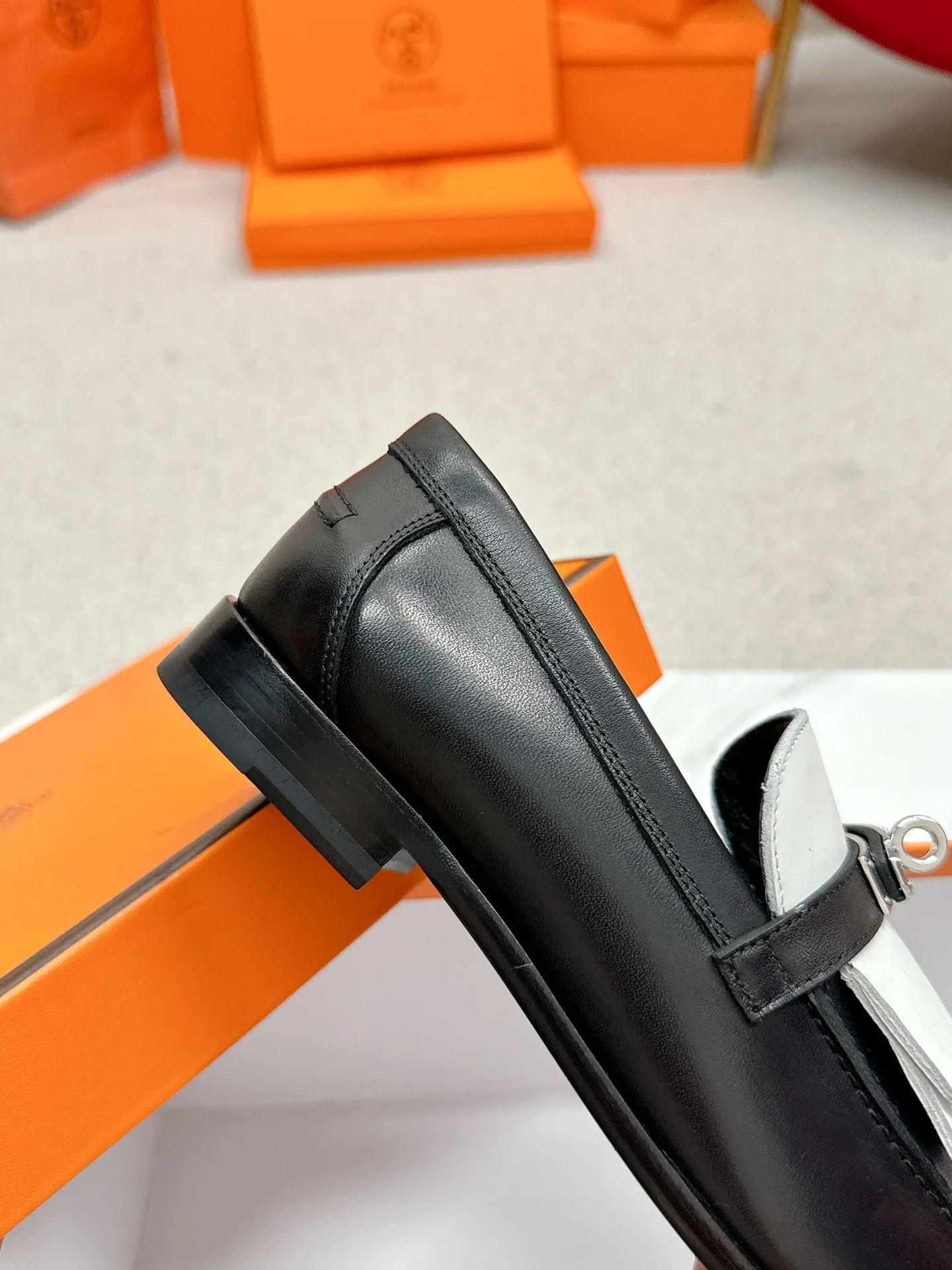 Лоферы Hermes 2024 с круглым носком и пряжкой H — черные.