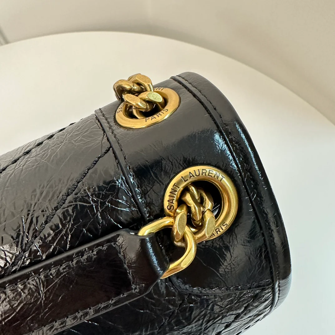 YSL Niki Baby 28 см, кожаный ремешок, черный, с золотой цепочкой