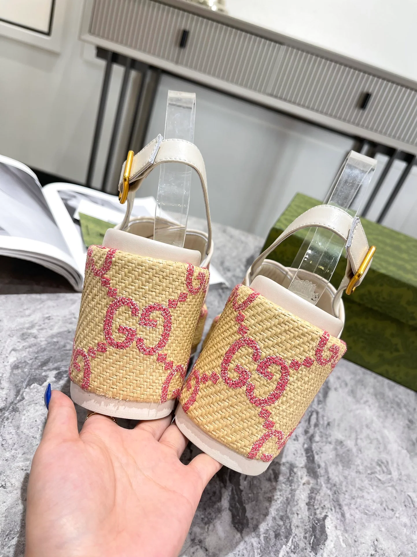 Новинка 2022 года от Gucci - Сандалии на танкетке - 1