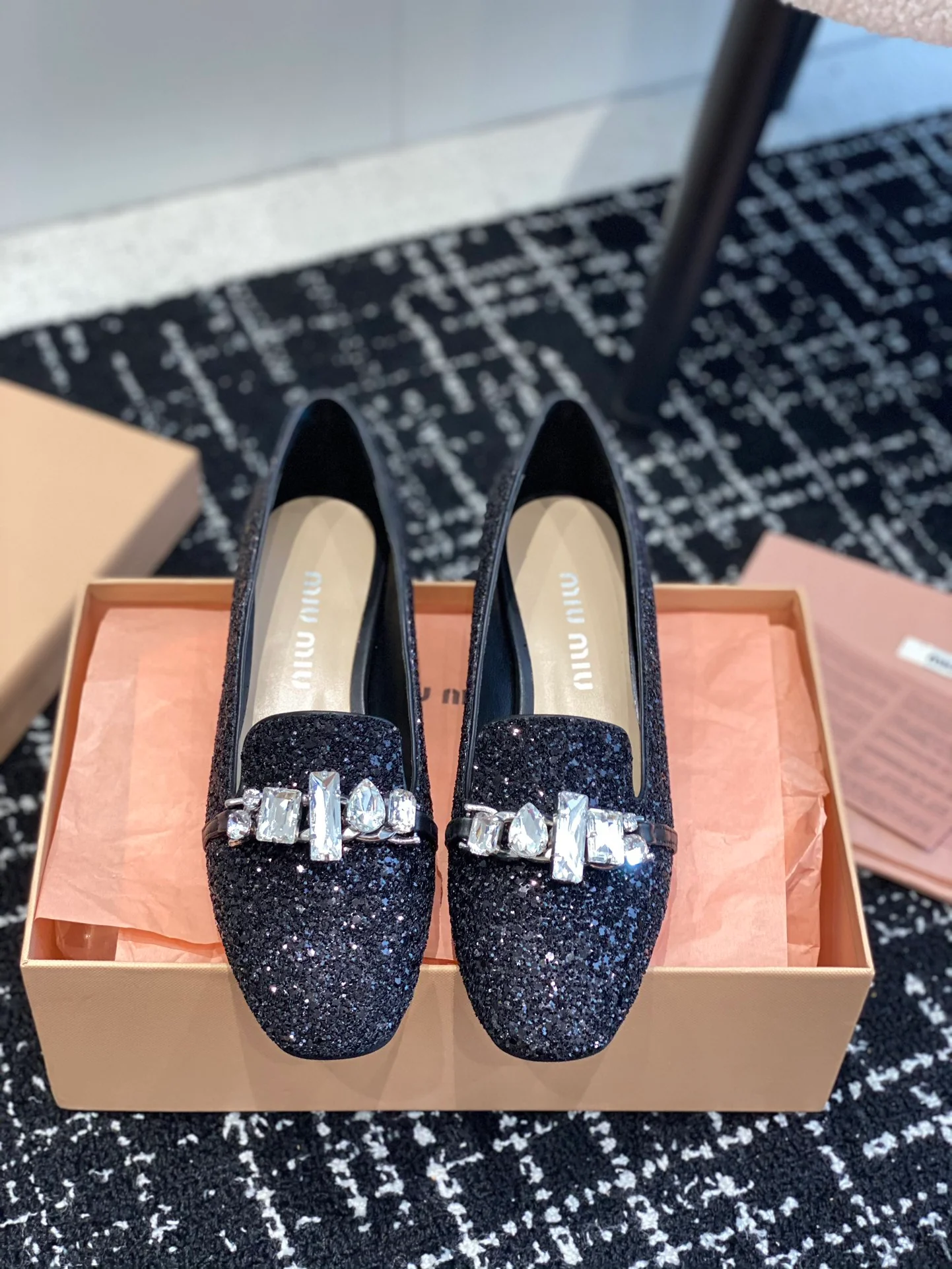 Новинка сезона осень/зима 2023 от Miu Miu - Туфли Мэри Джейн со стразами - Черные
