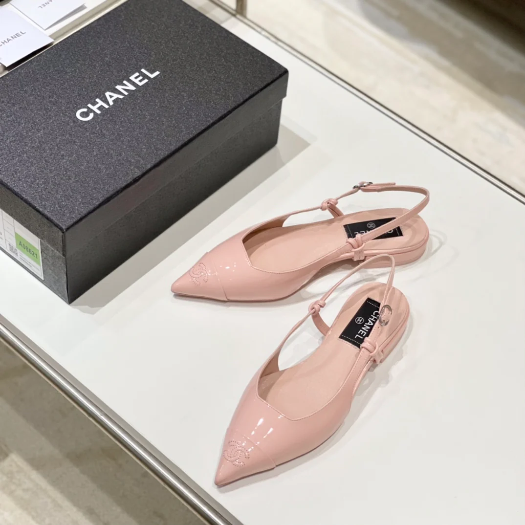 Сандалии Chanel с острым носком