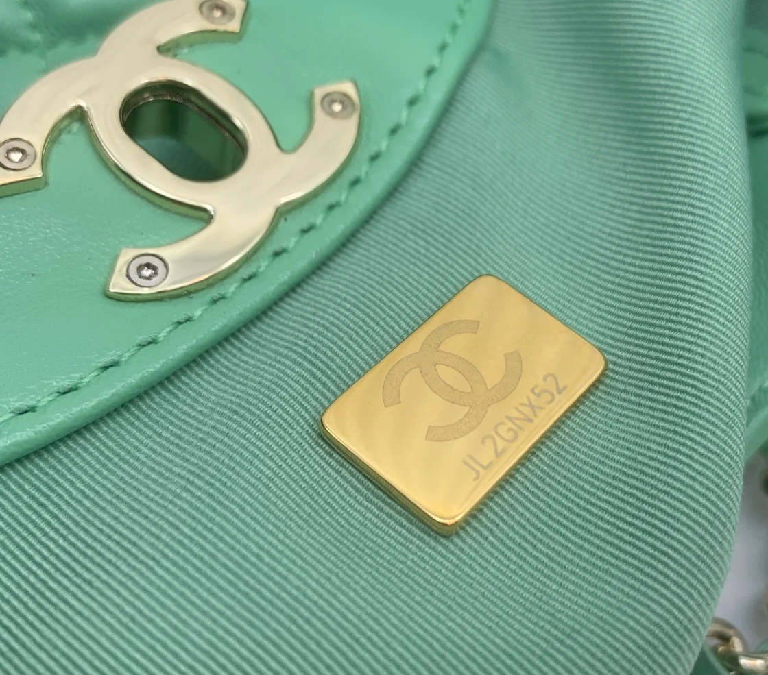 Мини-сумочка Chanel 24c 31 серии из овечьей кожи - зеленая