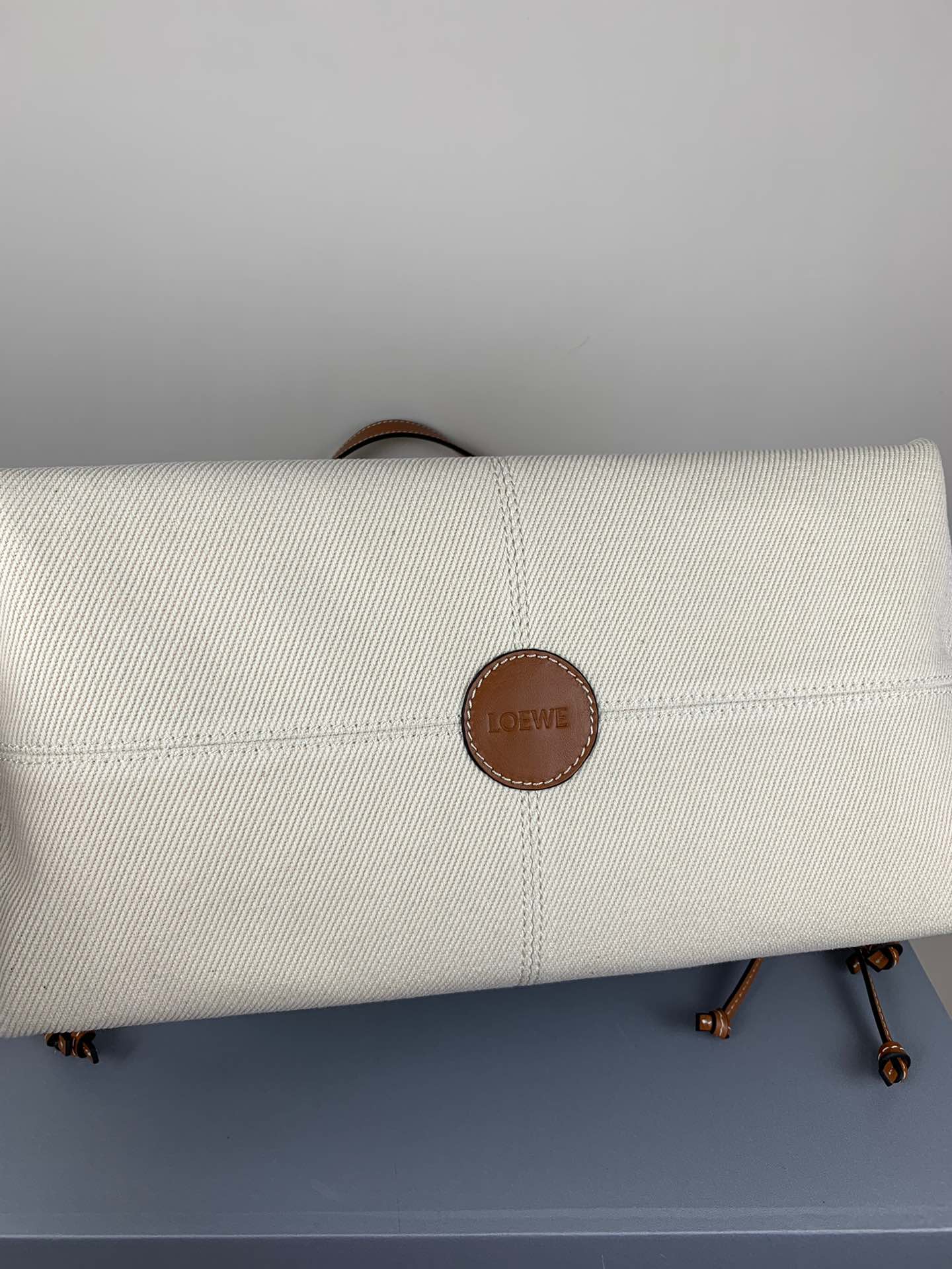 Сумка-тоут Loewe с подушкой, белая, коричневая кожа