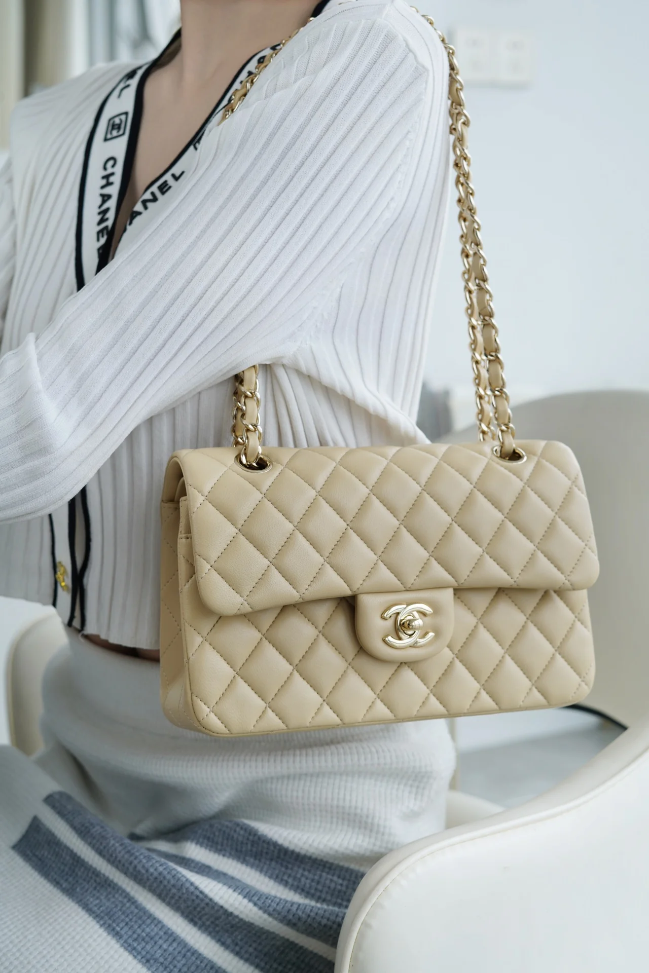 Часы Chanel CF, маленький размер 23 см, абрикосовая кожа ягненка с пряжкой из светлого золота CF23