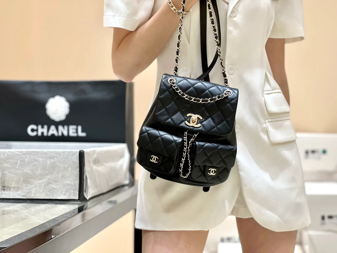 Коллекция Chanel Весна/Лето 2023 - Duma - Однотонный рюкзак из телячьей кожи - Черный