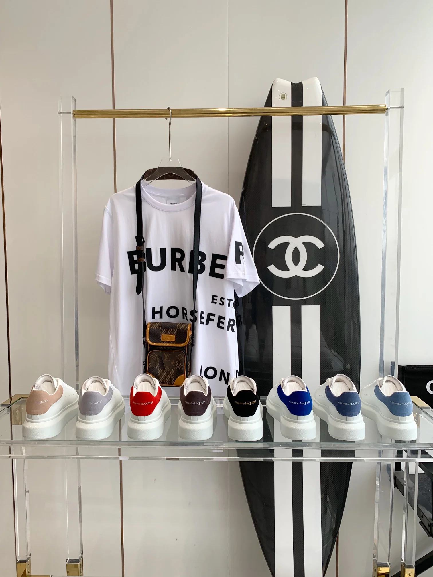 Коллекция классических белых кроссовок McQueen