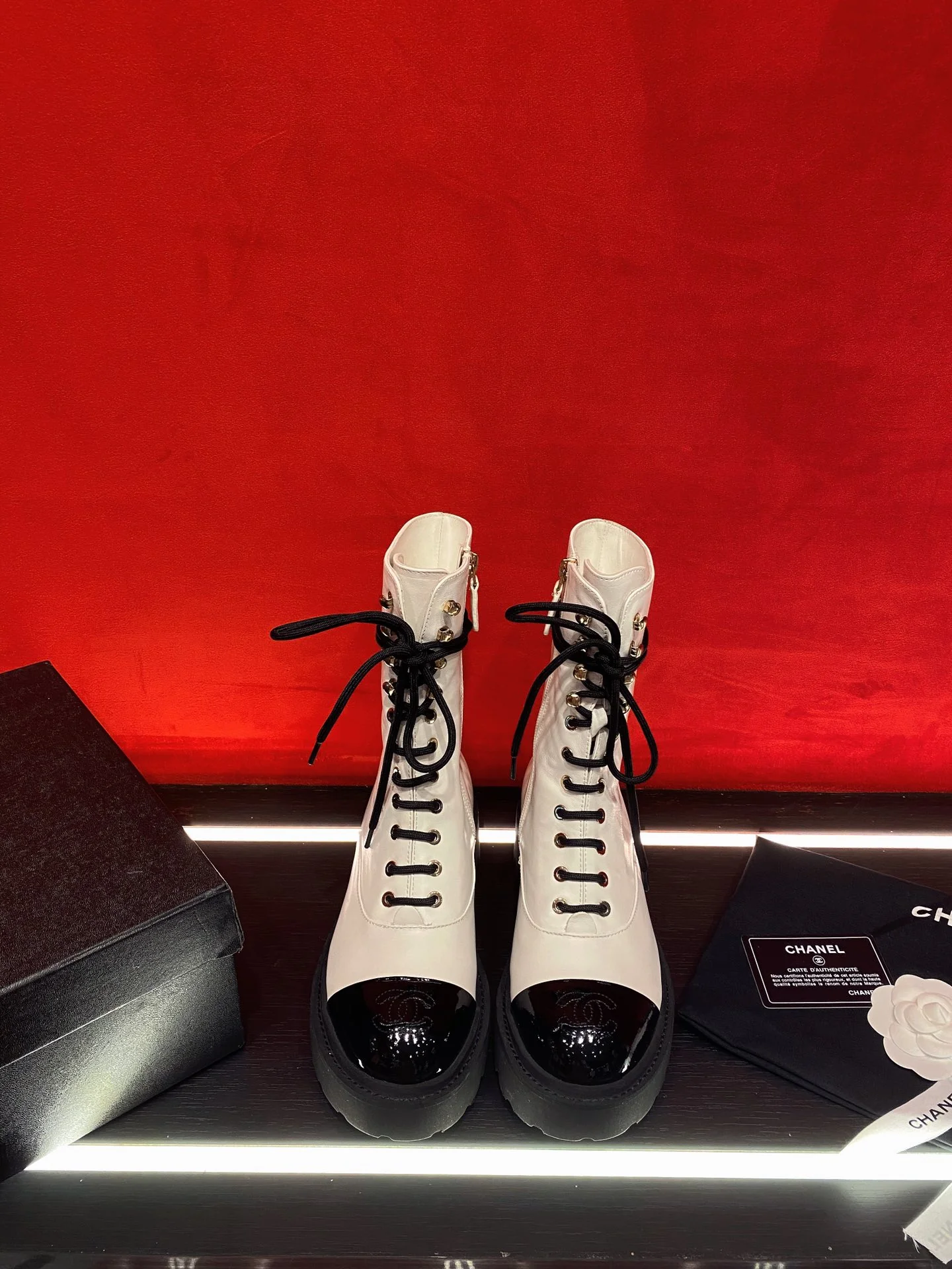 Новинка сезона осень/зима 2022 от Chanel — Ботинки Dr. Martens на платформе — Белый — 5 см