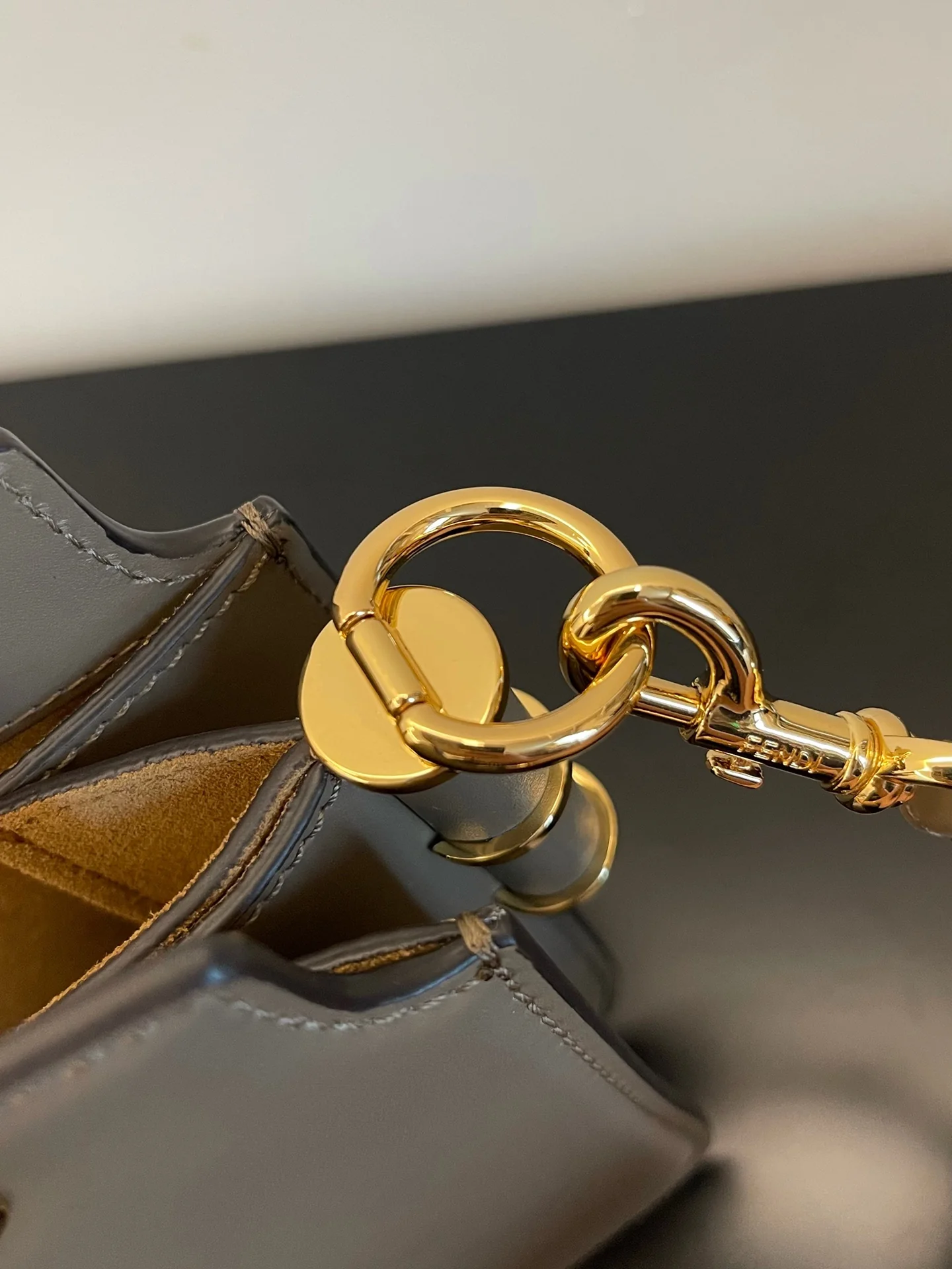 Сумка-гармошка Fendi Touch из серой кожи