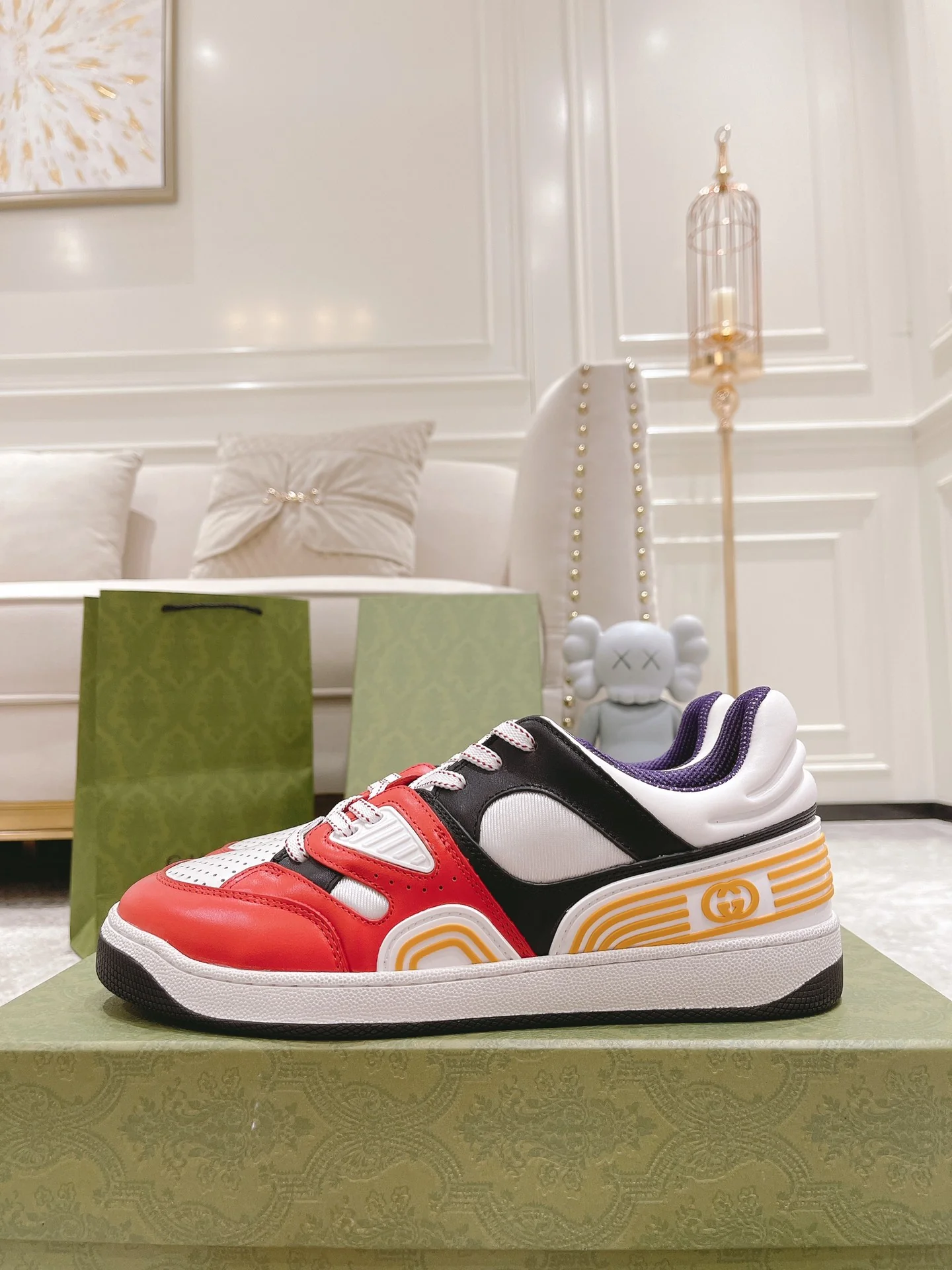 Коллекция Gucci с показа на Неделе моды в Милане 2022 года - серия баскетбольных кроссовок.