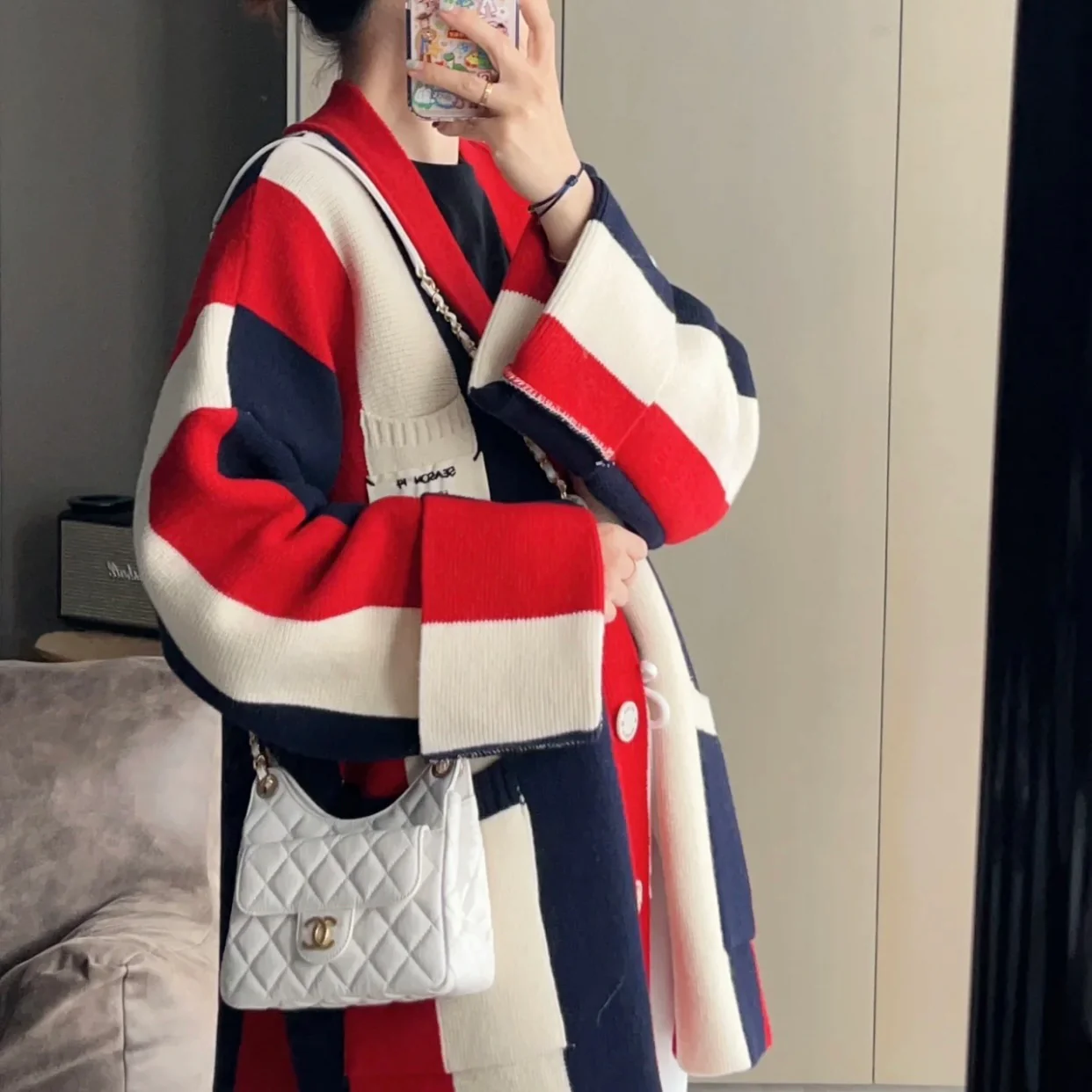 Коллекция Chanel ?Ранняя весна 2023? — сумка-хобо в стиле хиппи — маленькая — белая — на фото — 1