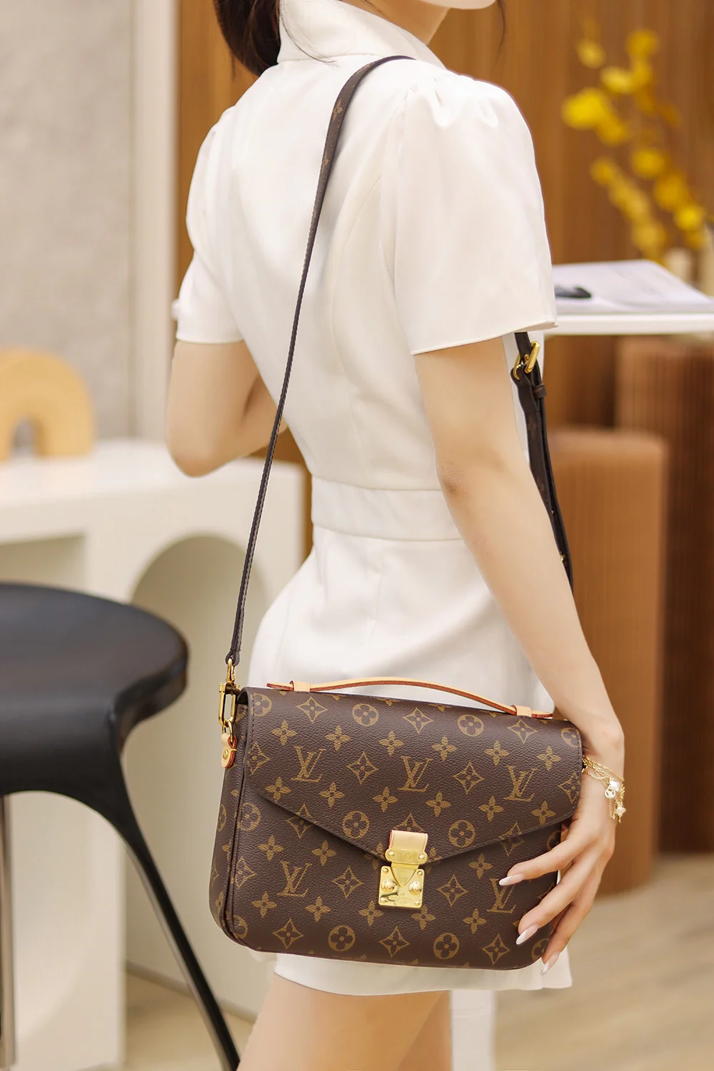 m44875-LV-Классическая сумка-мессенджер, коричневая, с монограммой из канваса