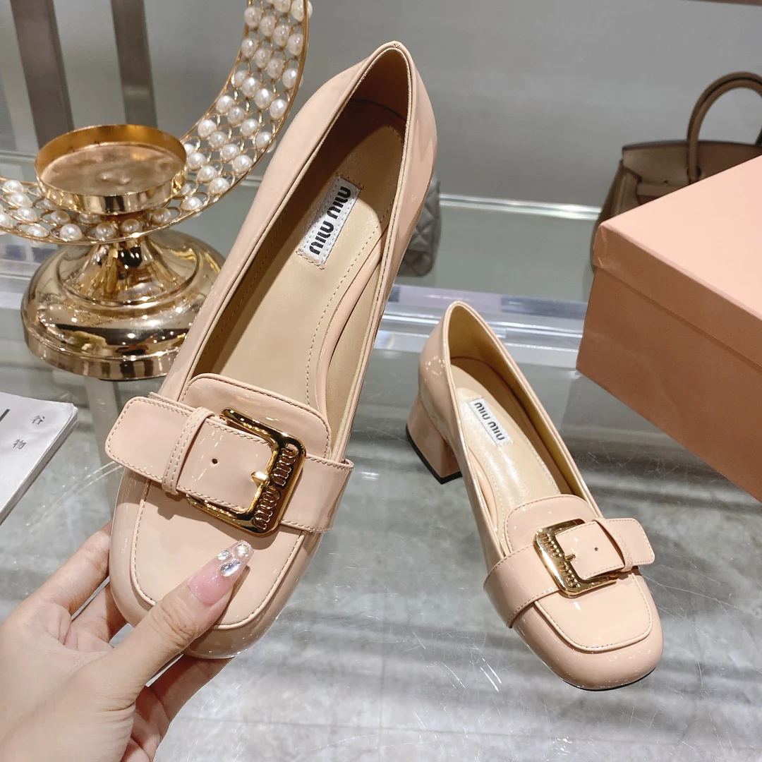 Новинка сезона осень/зима 2022 от Miu Miu - Туфли на низком каблуке с квадратным носком - Розовые