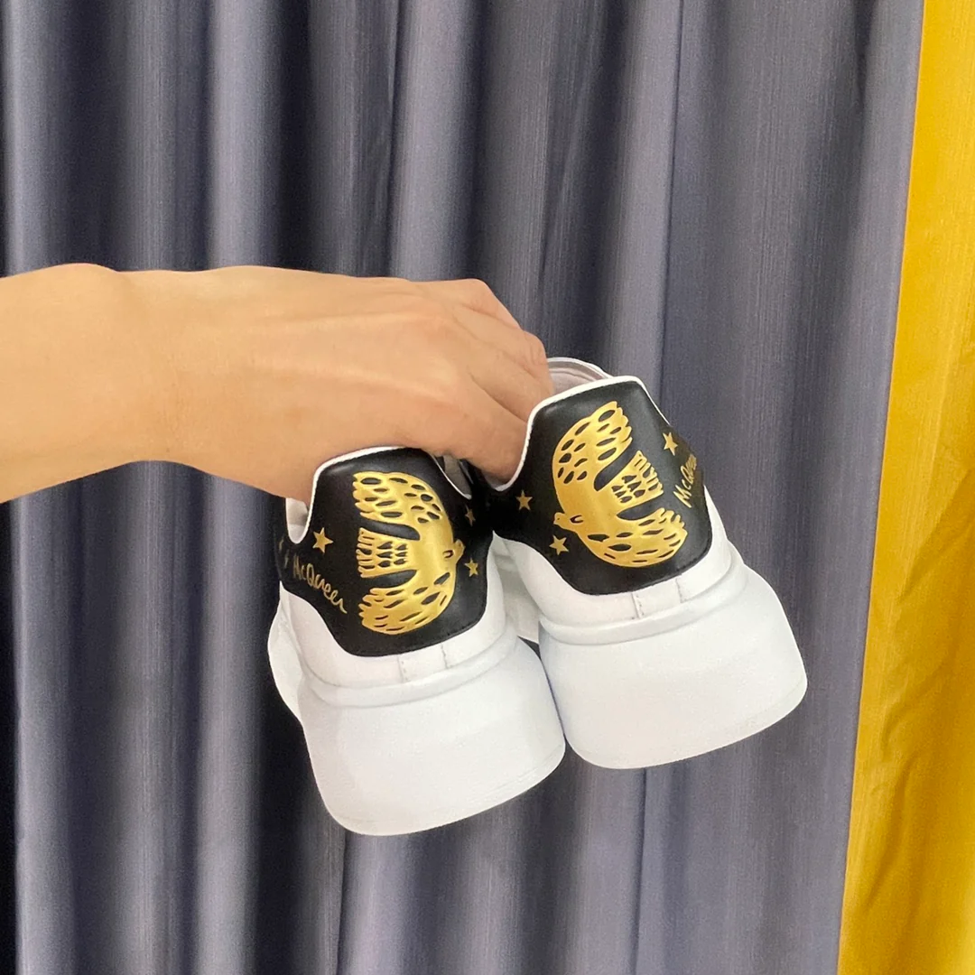 Классические белые кроссовки McQueen - унисекс - черно-золотая расцветка 