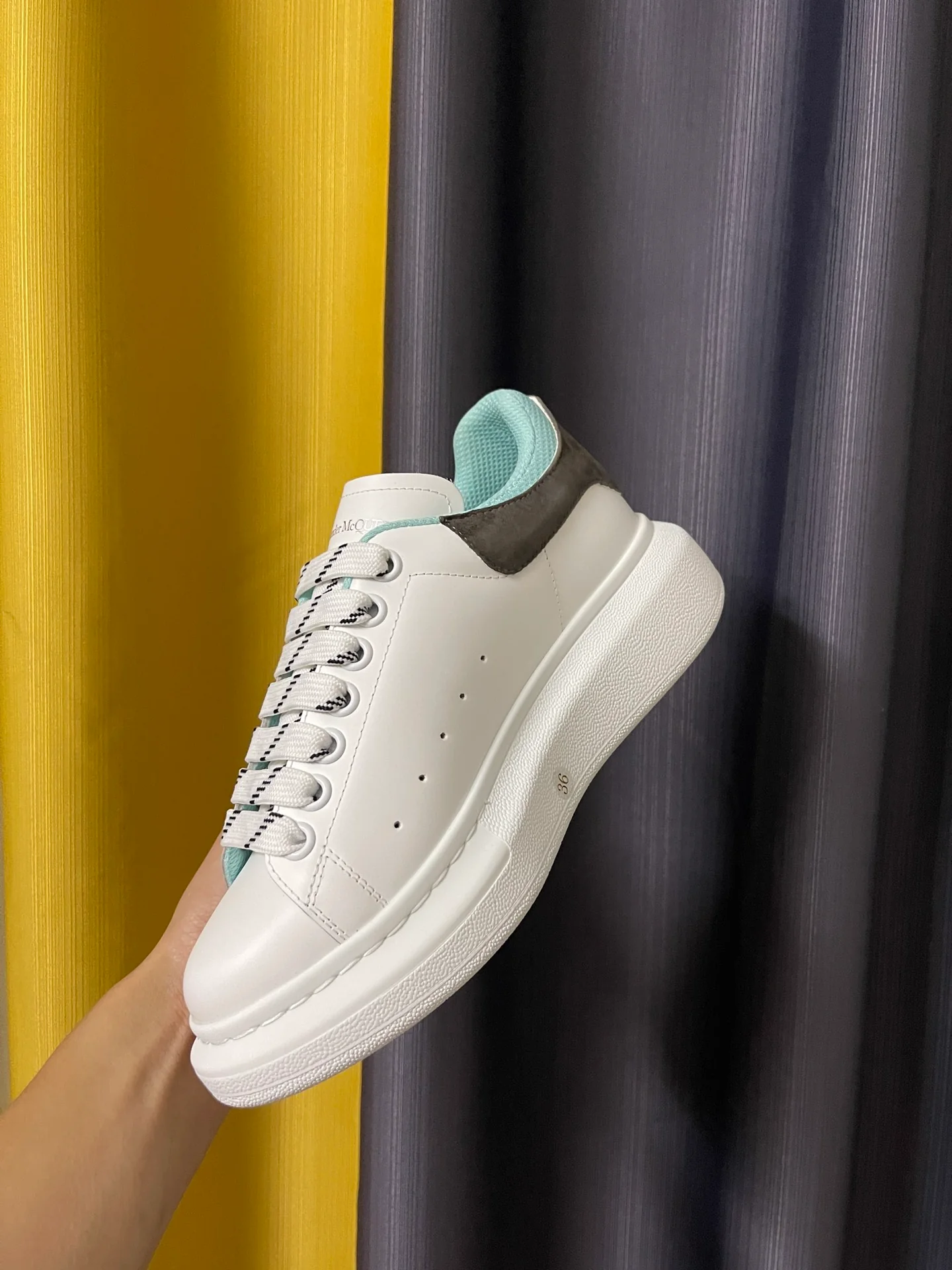 Классические белые кроссовки McQueen - унисекс - темно-серый замшевый каблук - светло-голубая подкладка