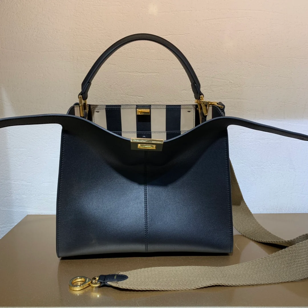 Сумка Fendi Peekaboo Lite Medium из черной кожи.