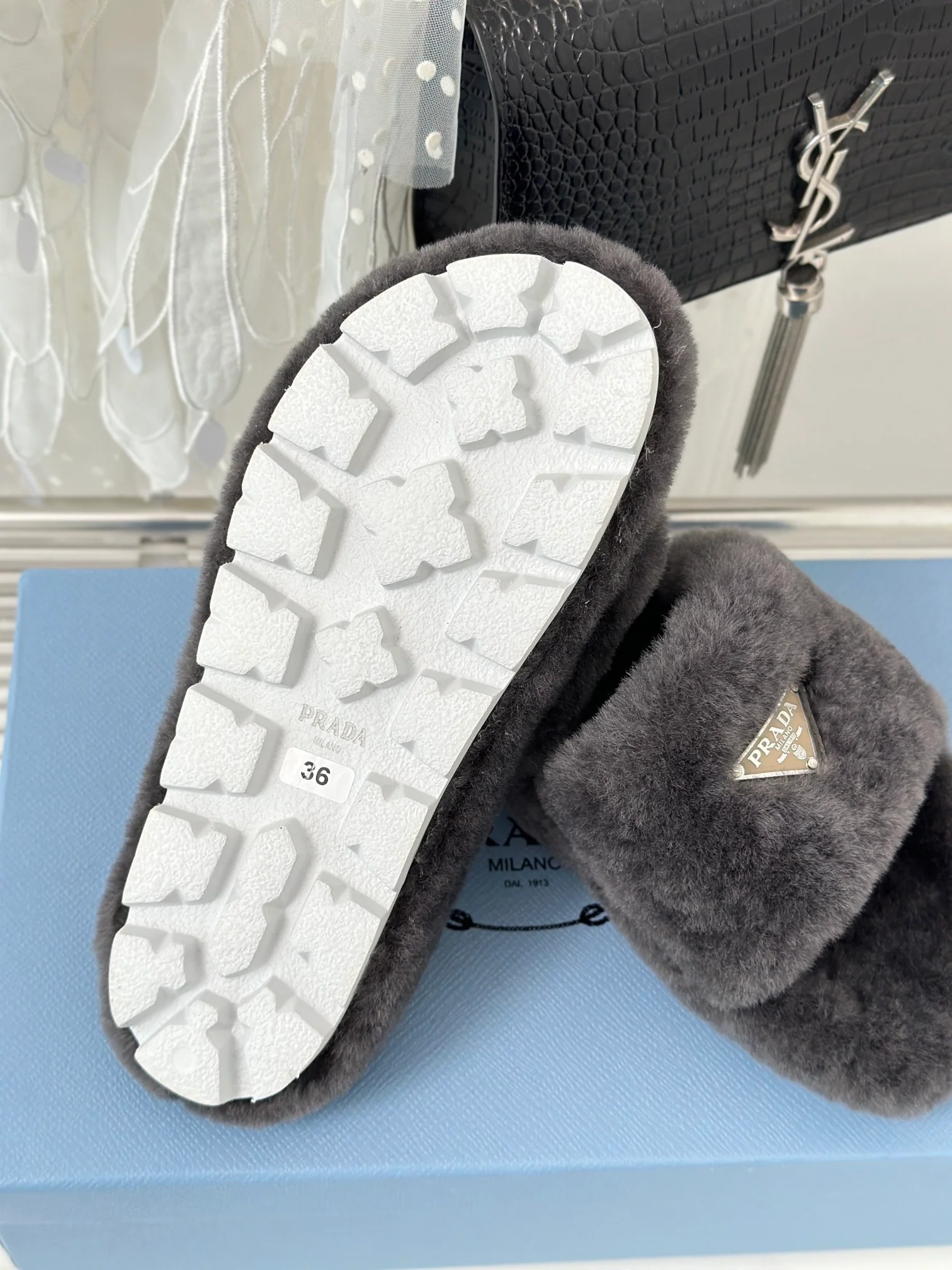 Новинка сезона осень/зима 2023 от Prada - Шерстяные тапочки - Железно-серый