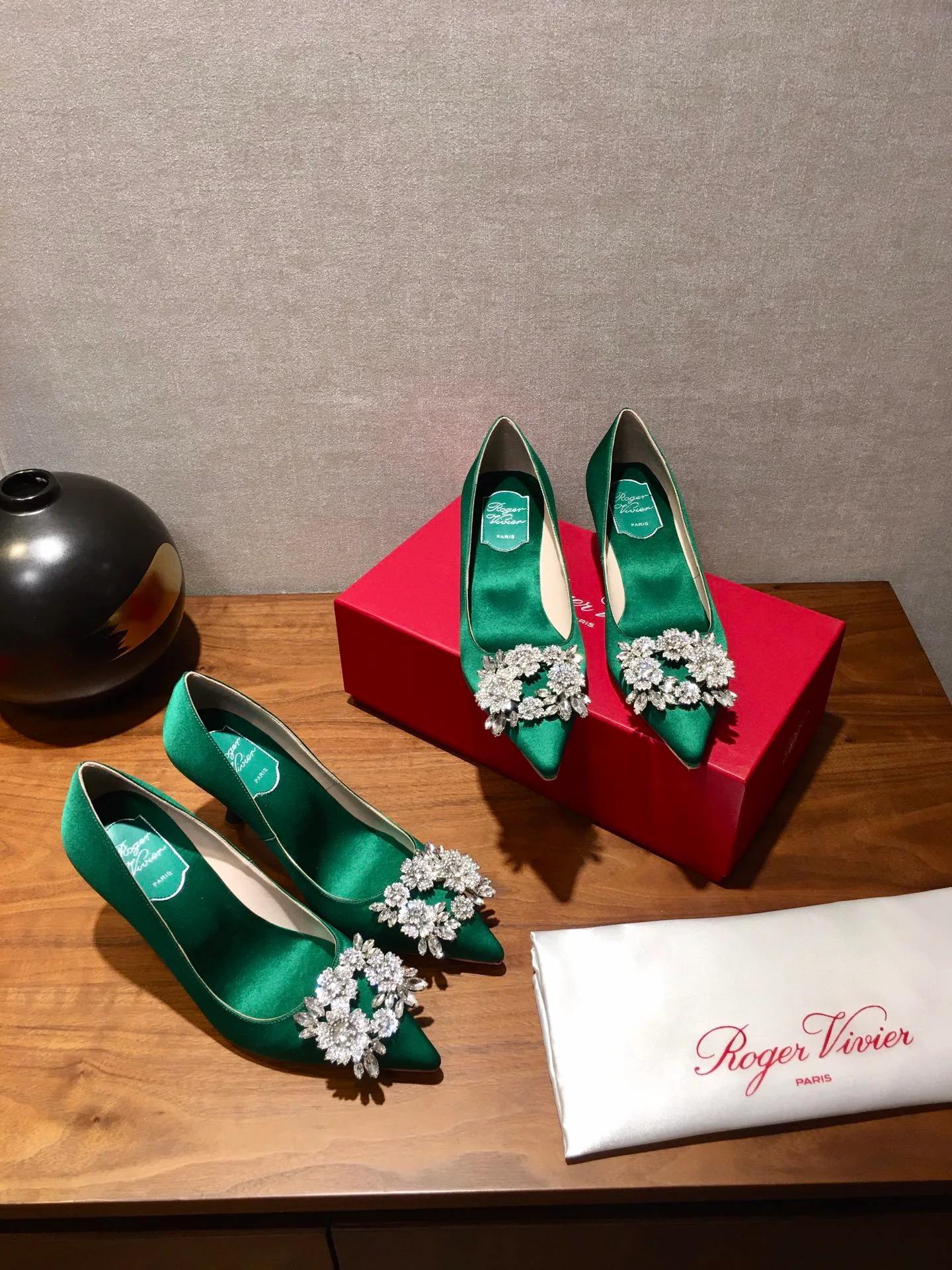 Туфли RV - туфли на высоком каблуке с острым носком и пряжкой, украшенные стразами - зеленые