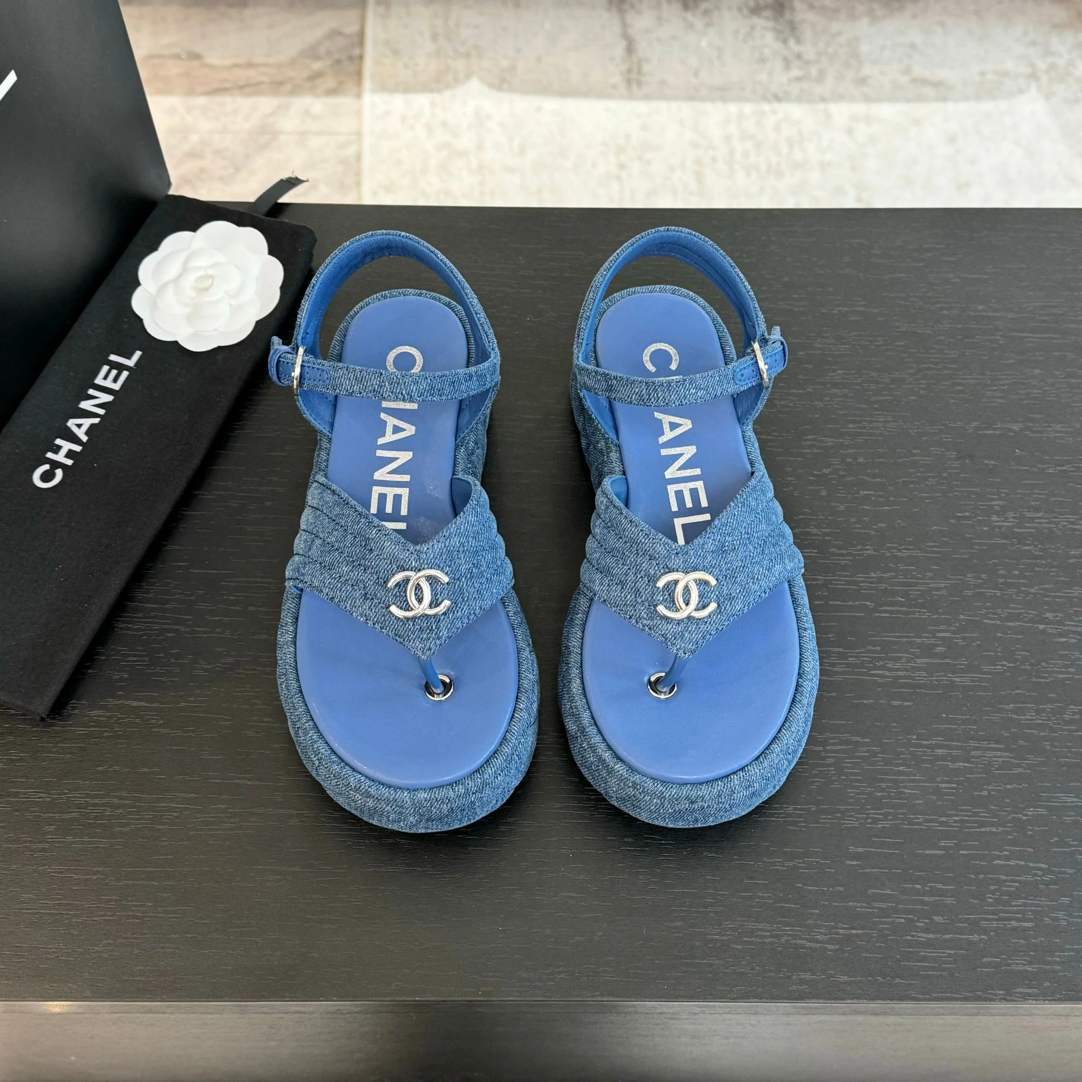 Повседневные сандалии Chanel 2024 - синие