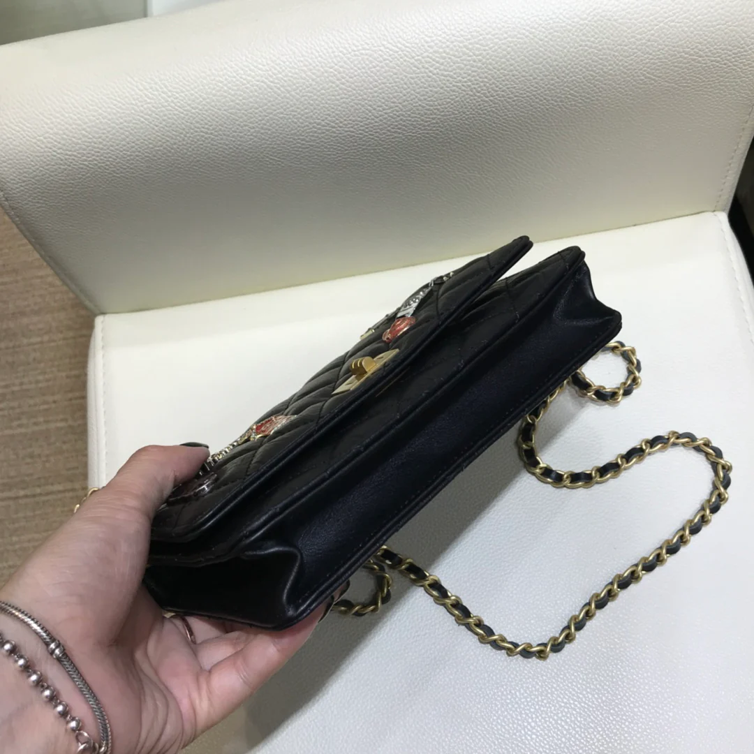 Значок-пряжка Chanel 2-55 Reissue WOC-1