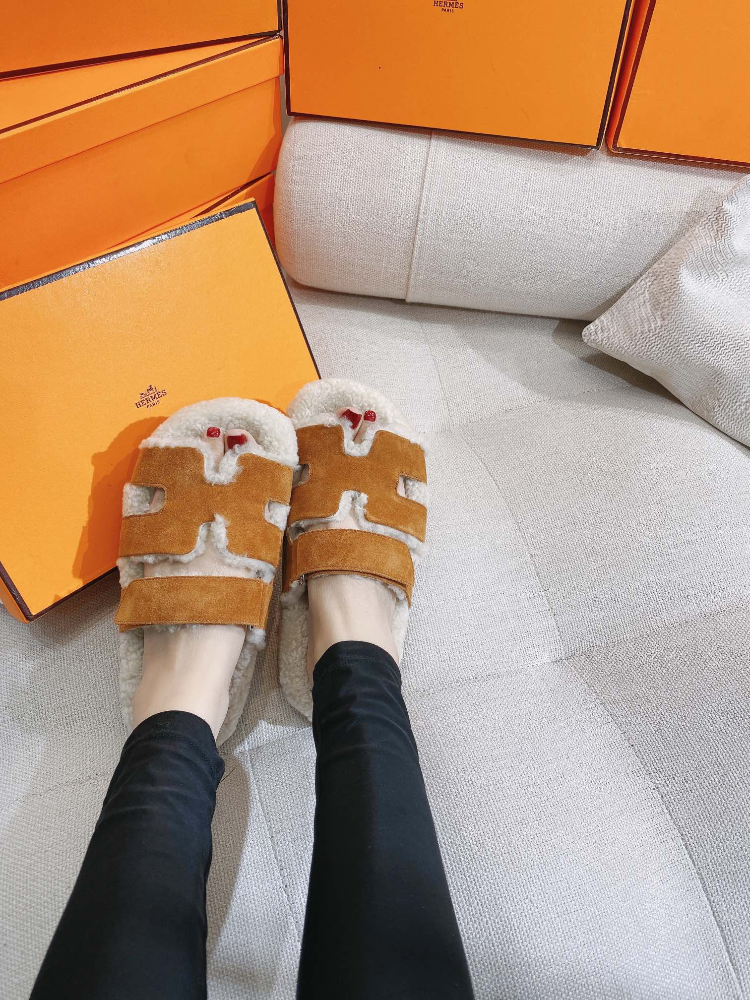 Новинка сезона осень/зима 2022 от Hermes - Домашние тапочки из овечьей шерсти и кожи в стиле пэчворк - Коричневые - 1 шт.