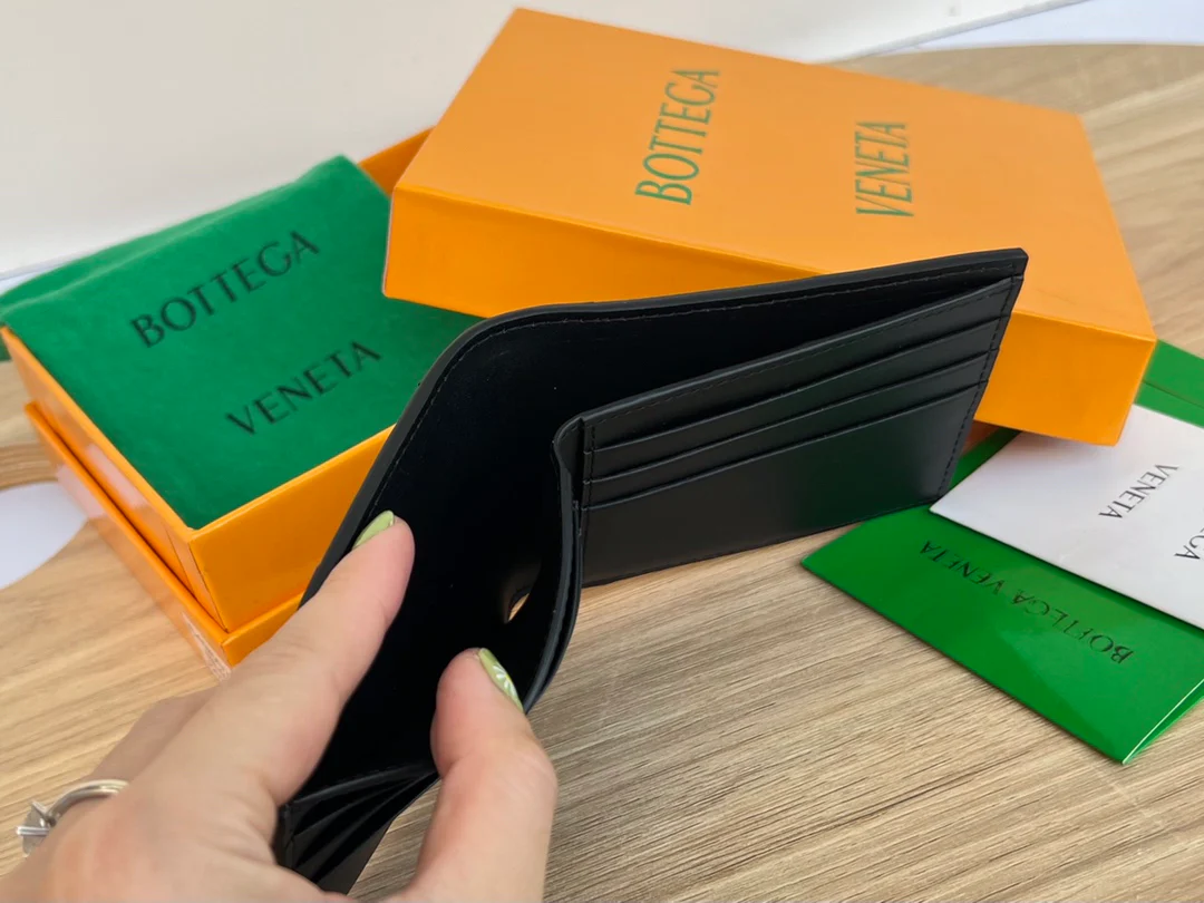 BV-大编织 两折扣短夹 牛皮 11.5x9.5cm