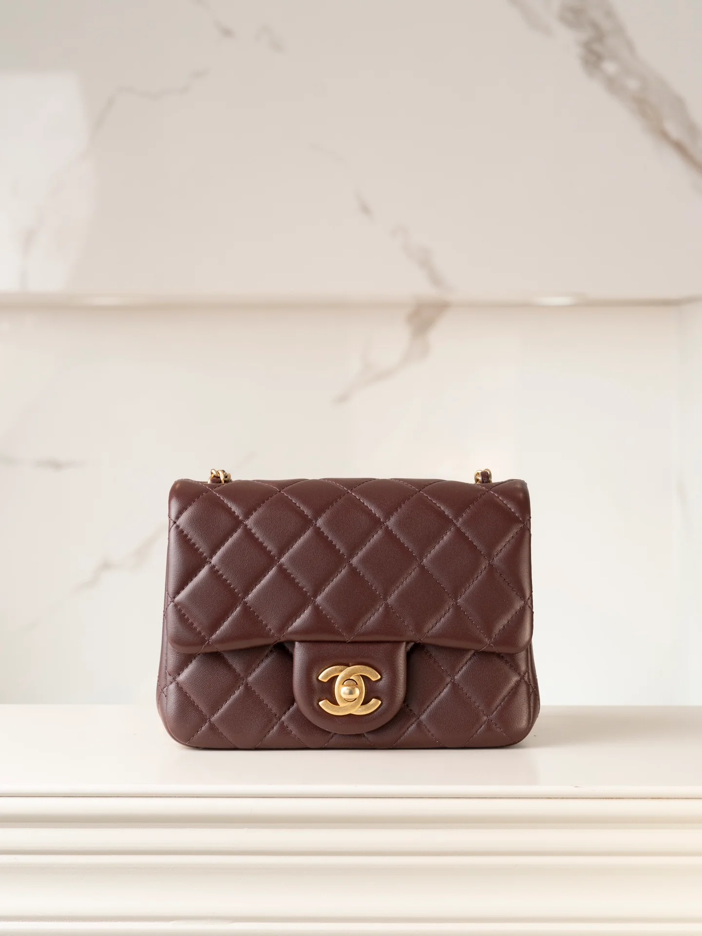 Chanel - Сумка с квадратным клапаном и золотым логотипом - Коричневая