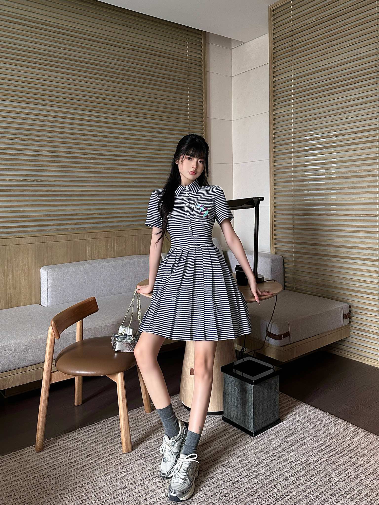 Платье Chanel 2403 с воротником, украшенным множеством пайеток, и короткими рукавами - синее.