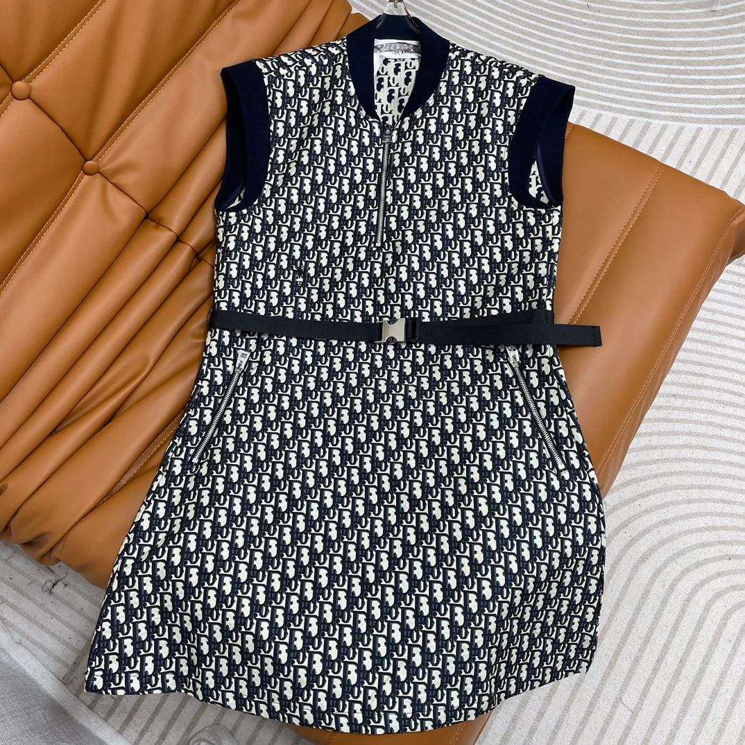 Платье Dior 2403-24 ?Ранняя весна? с воротником-стойкой, застежкой-молнией и монограммой на канве, с короткими рукавами-крылышками.