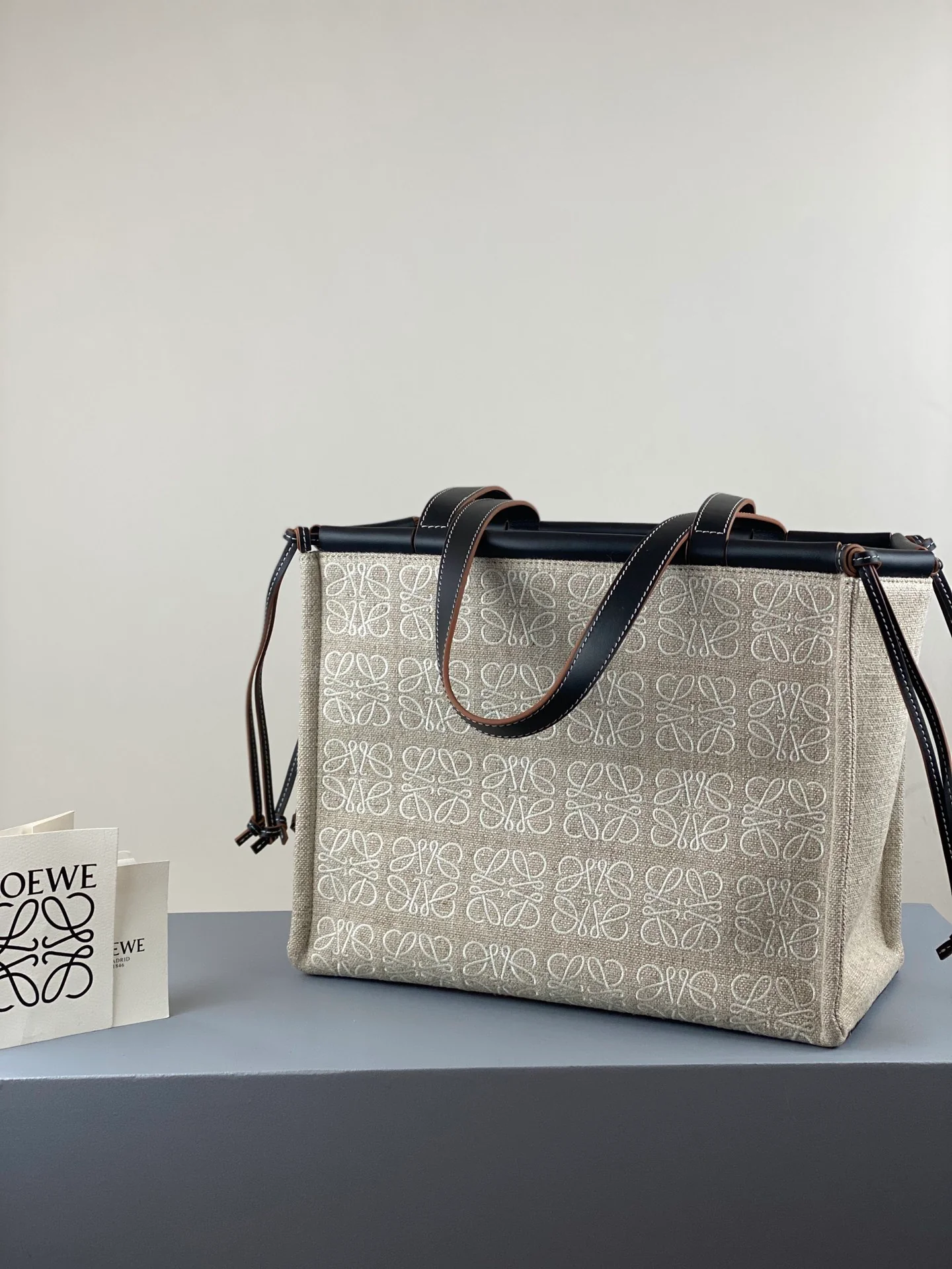 Сумка-тоут Loewe с подушкой, маленькая