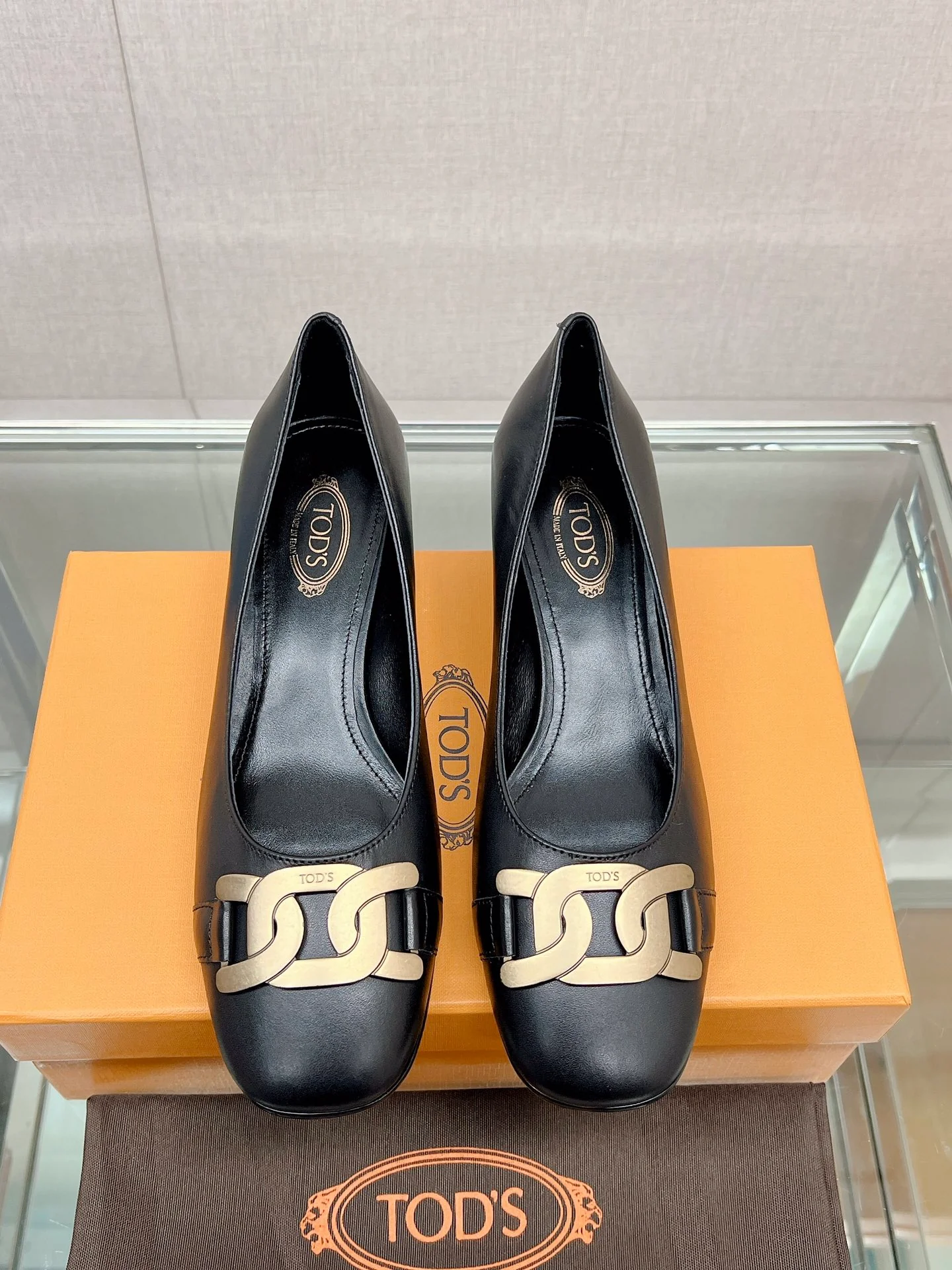 Весенняя коллекция Tods 2023 - Туфли на низком каблуке