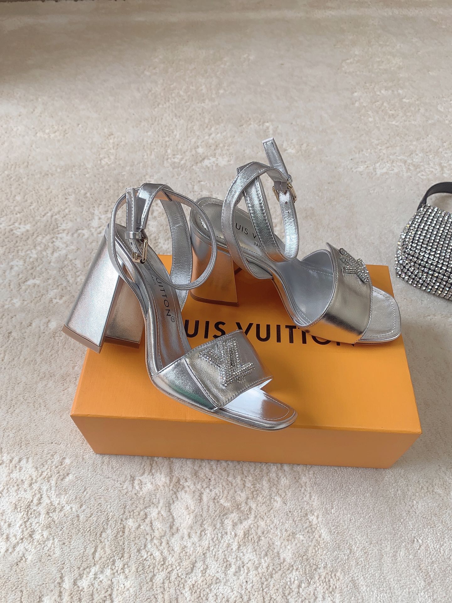 Новинка сезона весна/лето 2023 от LV - Босоножки на высоком каблуке - Серебристые