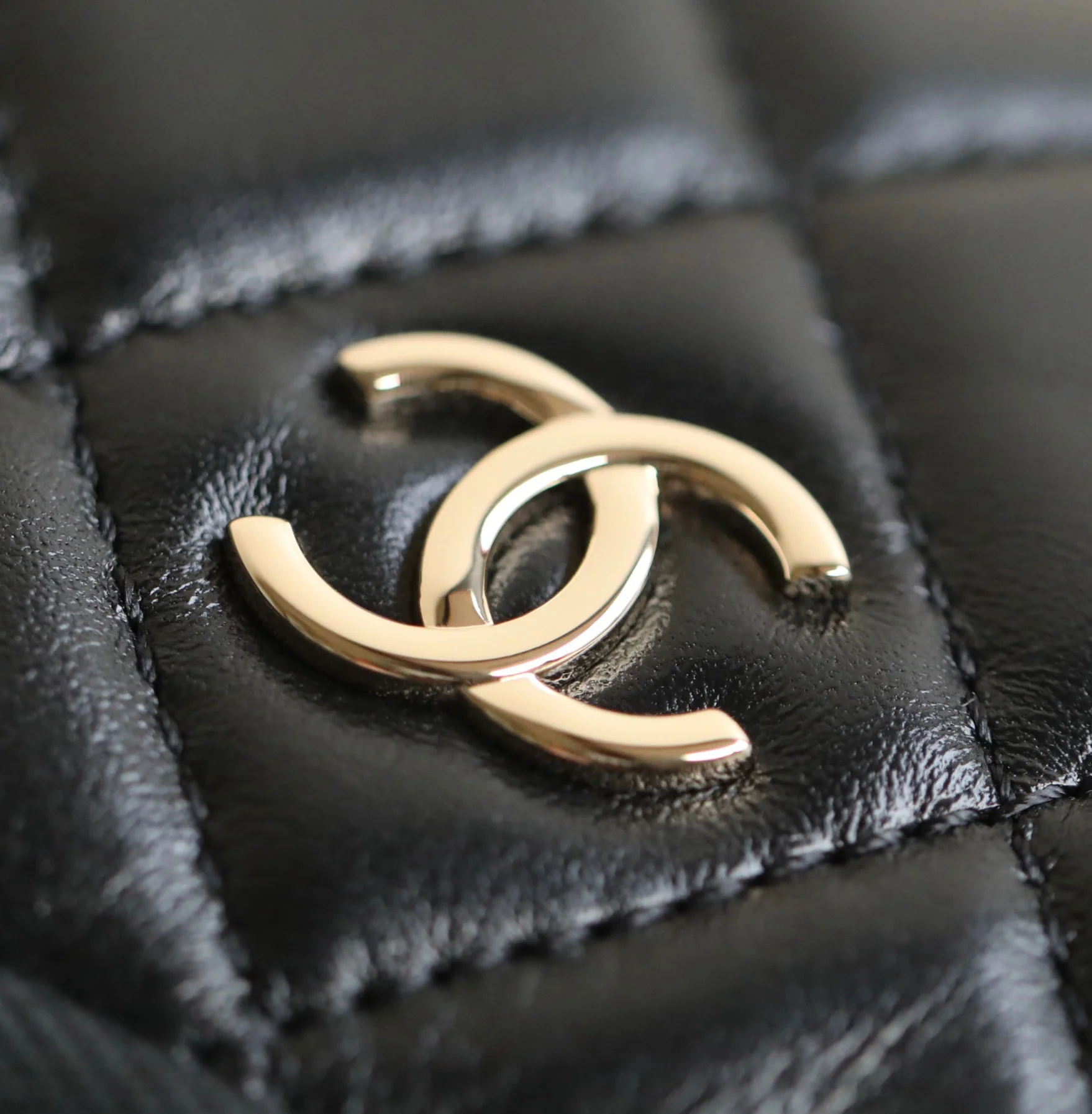 Сумка для фотоаппарата Chanel с двумя карманами из 24-каратного золота, маленькая, черная.