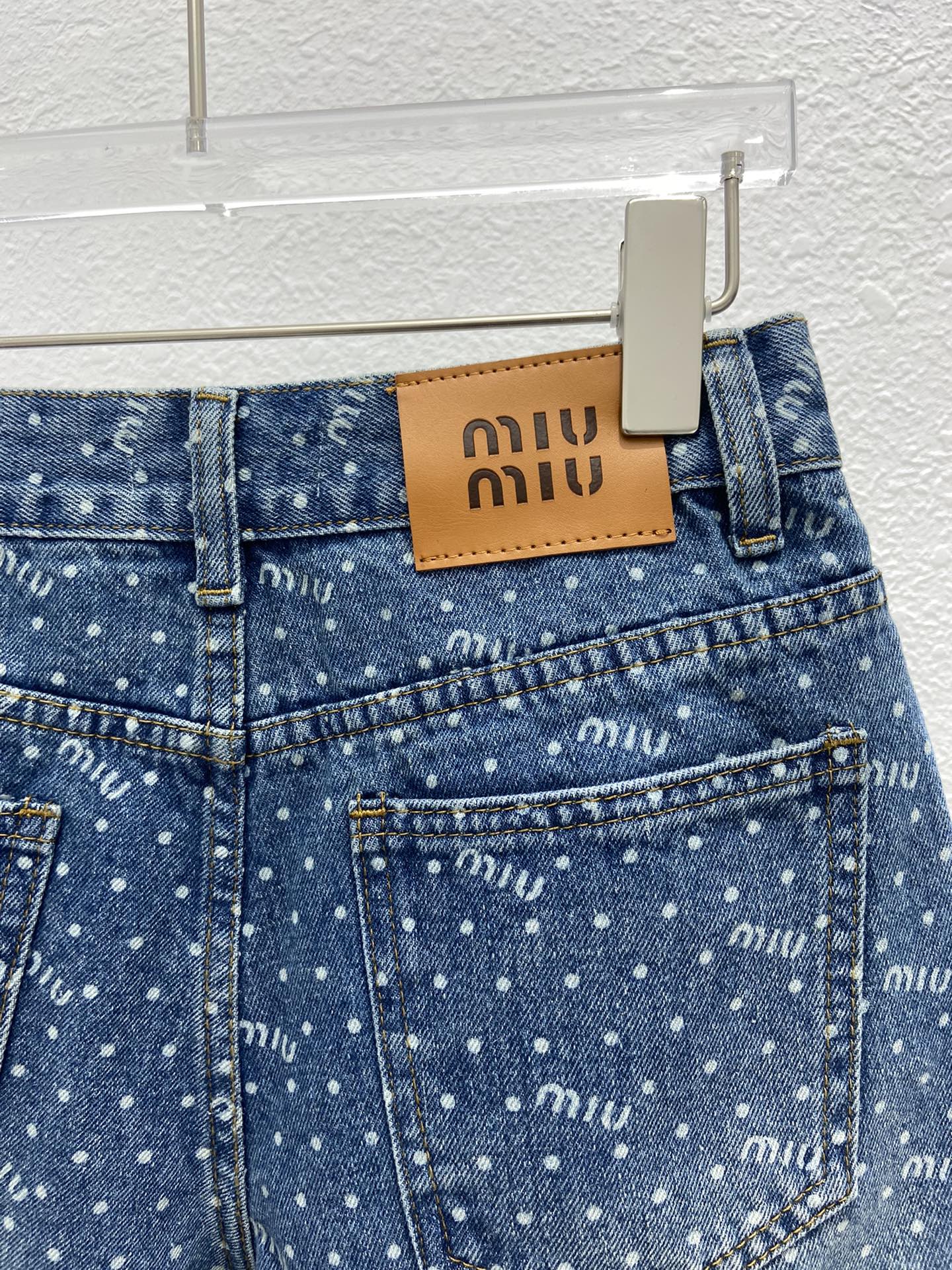 Джинсовые шорты Miu Miu-2404 с высокой талией, облегающего силуэта А-образной формы.