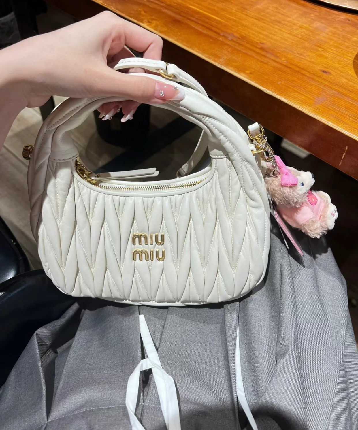 Сумка Miu Miu Wander — маленькая, из овечьей кожи — носите и делитесь с другими.