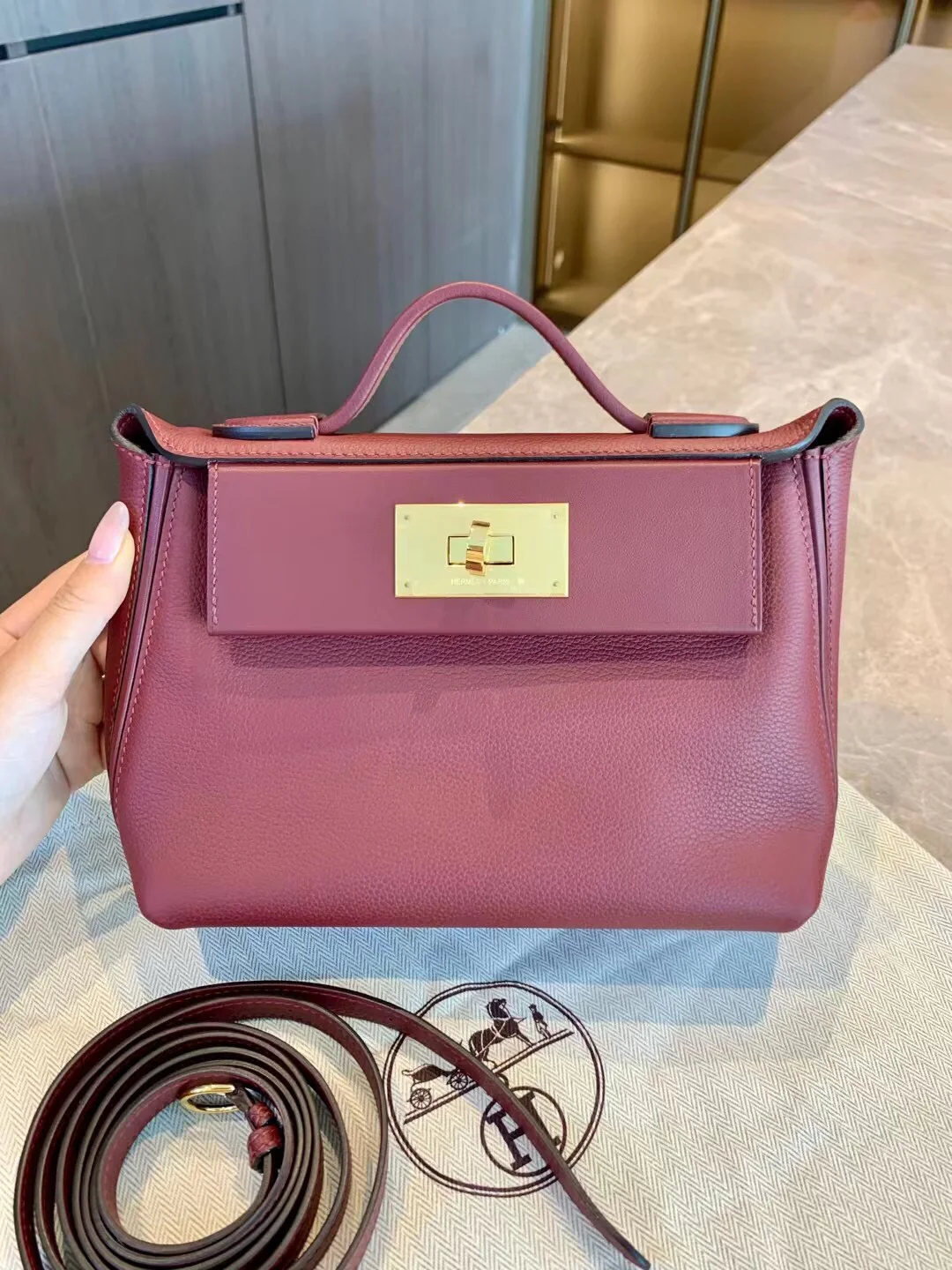 Сумка Hermes Evercolor Swift 24 из кожи, красная, с золотой пряжкой.