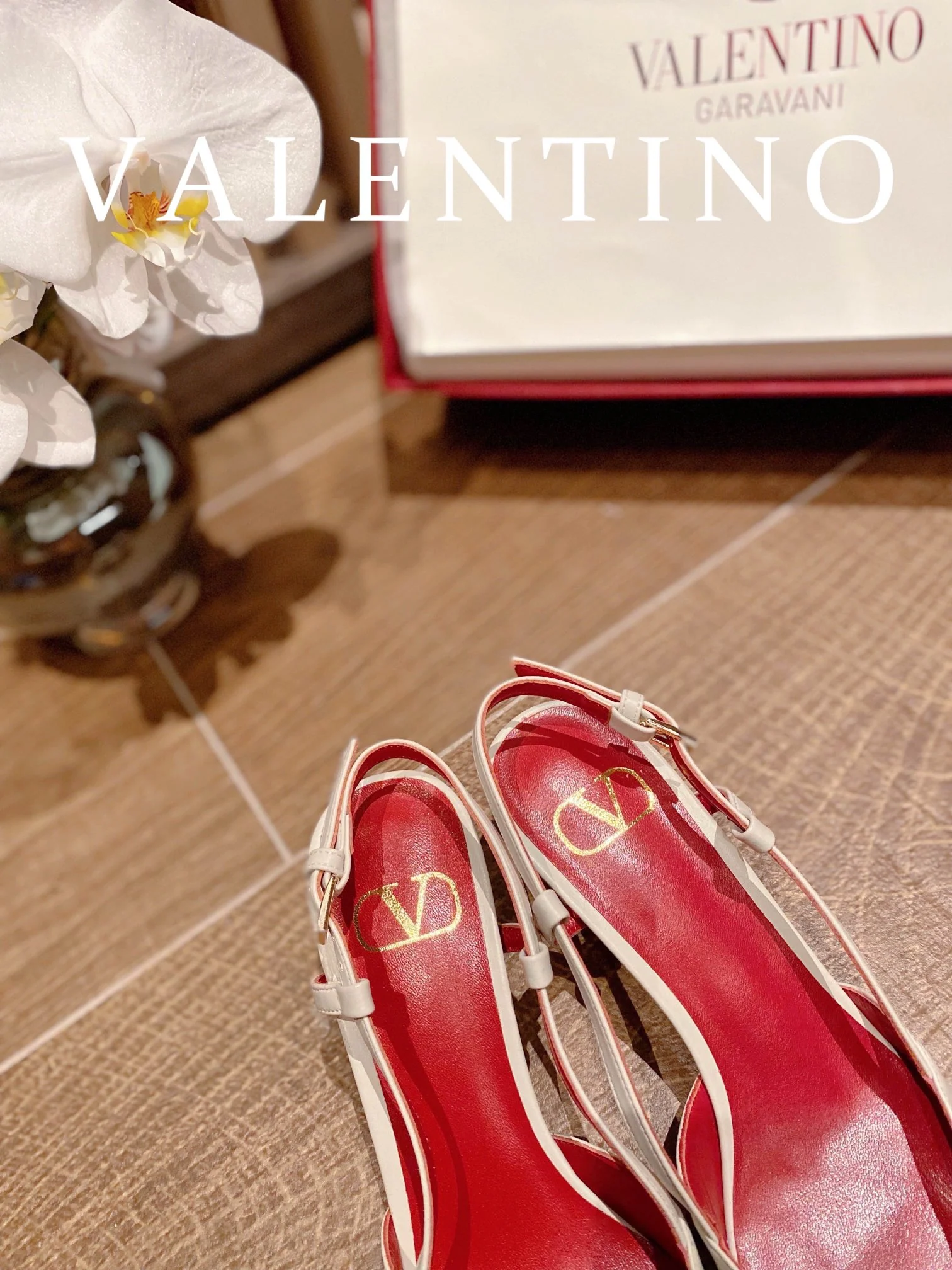 Valentino - Белые туфли на низком каблуке с острым носком